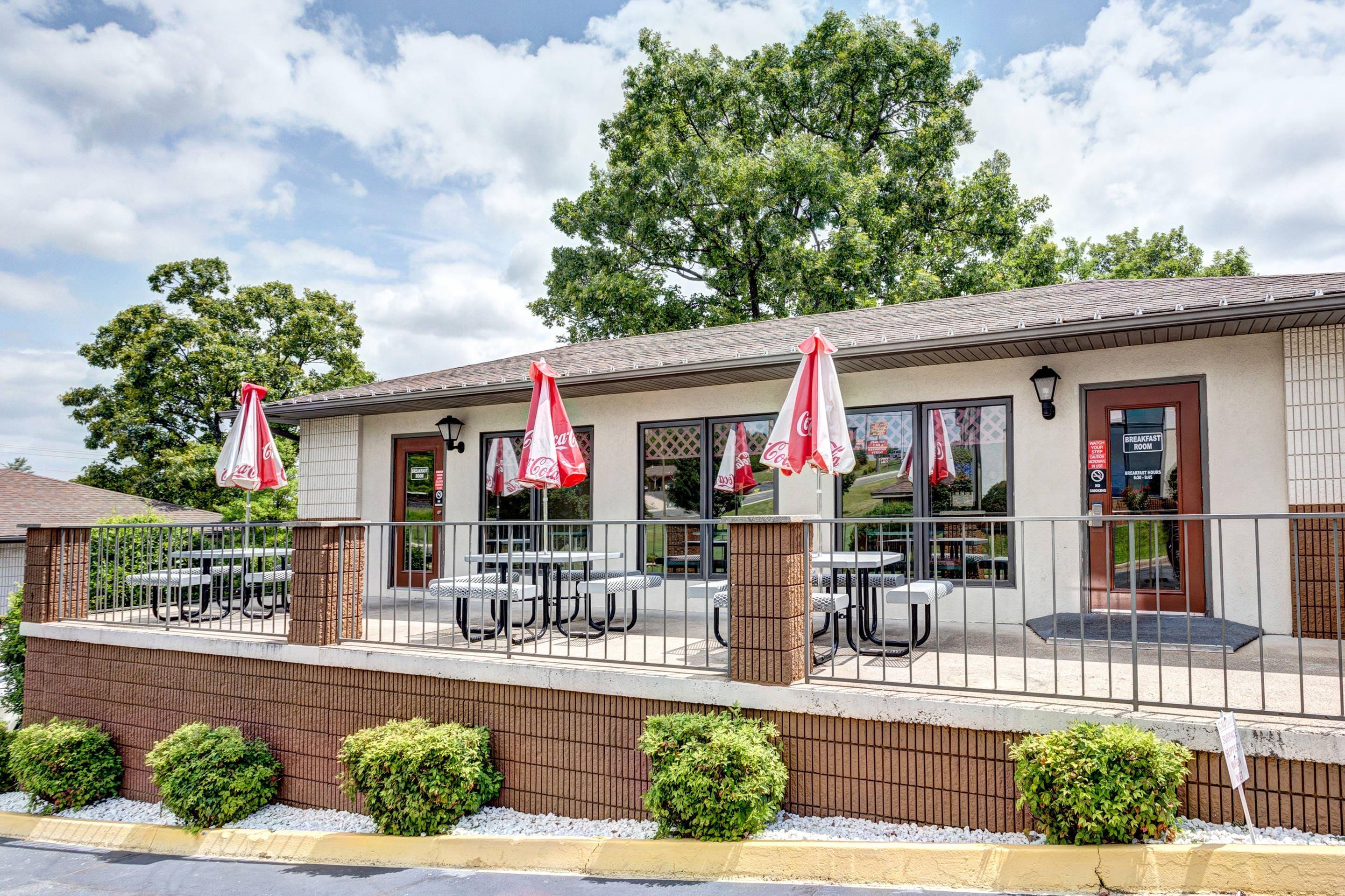 Hotel patio area | Quality Inn West