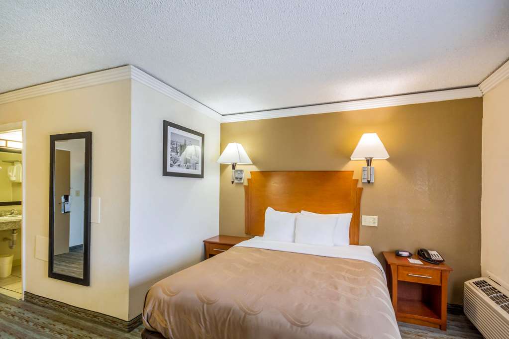 QUALITY INN AND SUITES KANSAS CITY-guestroom-Guest Room,On-Site.jpg