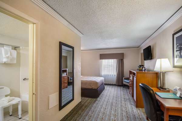  - Quality Inn & Suites Independence - I-70, Exit 12