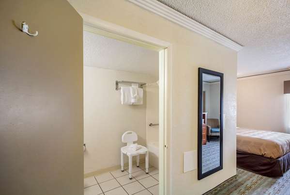  - Quality Inn & Suites Independence - I-70, Exit 12