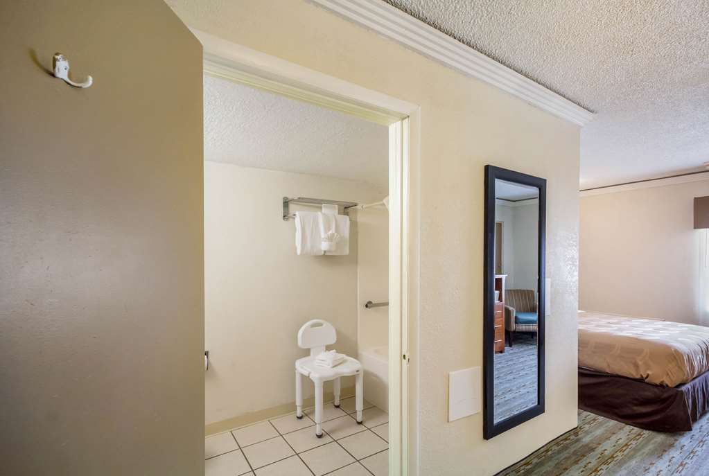 QUALITY INN AND SUITES KANSAS CITY-guestroom-Guest Room,Bathroom,On-Site.jpg