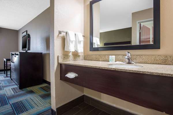  - Quality Inn & Suites Arnold