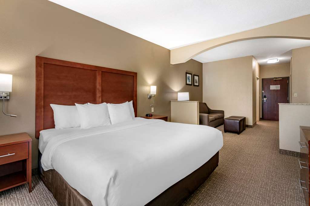 COMFORT INN AND SUITES ST LOUIS-O F-guestroom-Guest Room,On-Site.jpg