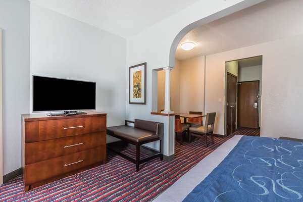 Suite - Comfort Suites St Charles - I-70, Exit 229B