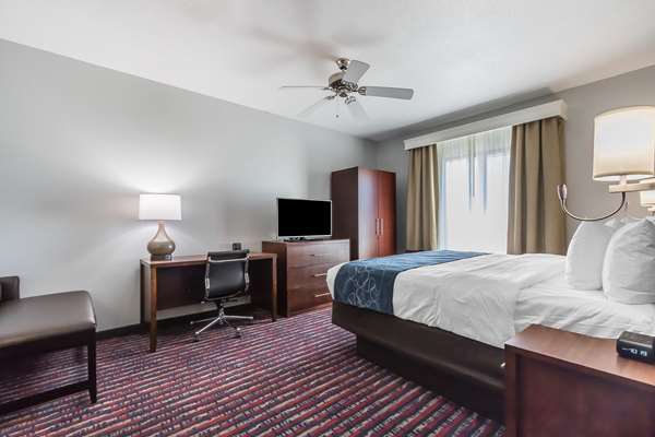 Suite - Comfort Suites St Charles - I-70, Exit 229B