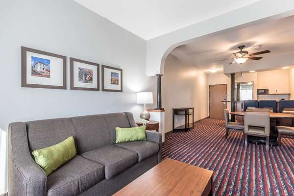 Suite - Comfort Suites St Charles - I-70, Exit 229B