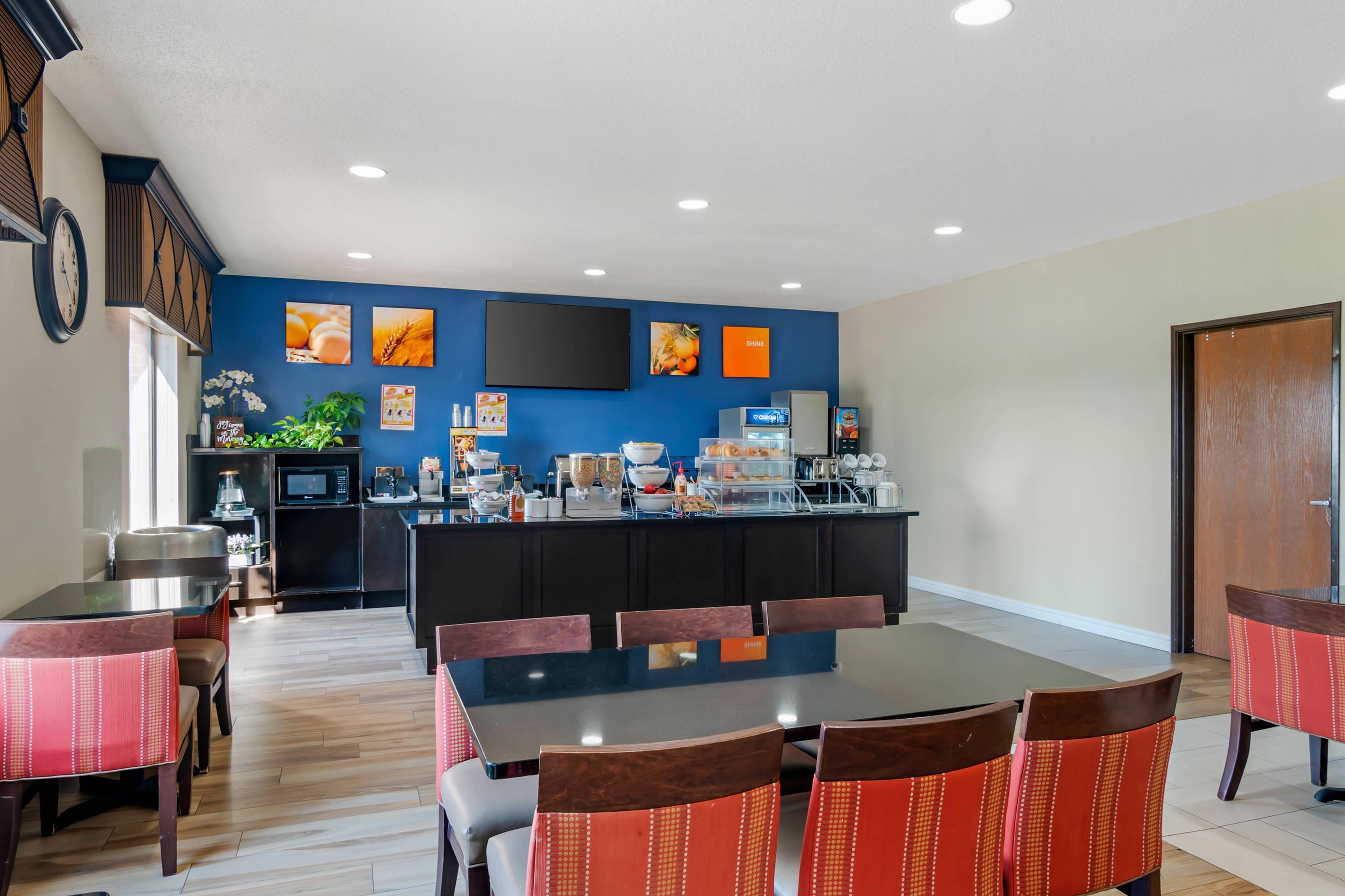 Breakfast area | Comfort Suites St Charles - St Louis