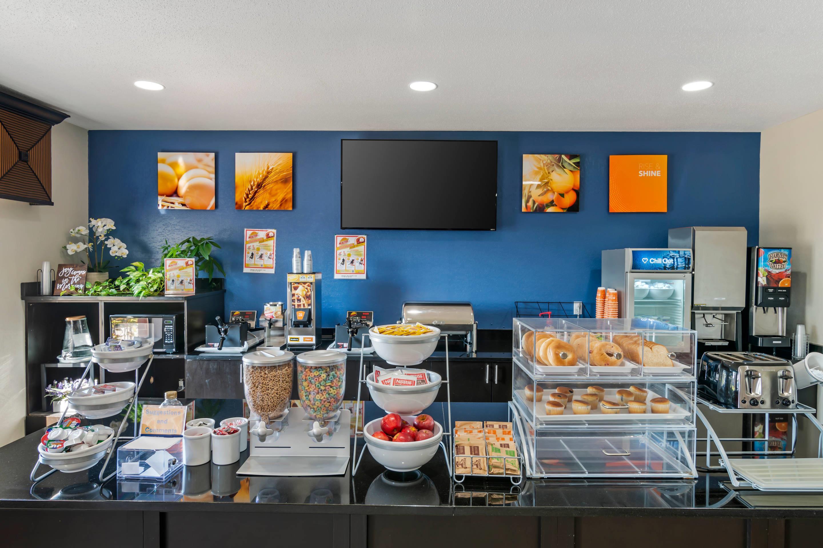 Breakfast area | Comfort Suites St Charles - St Louis