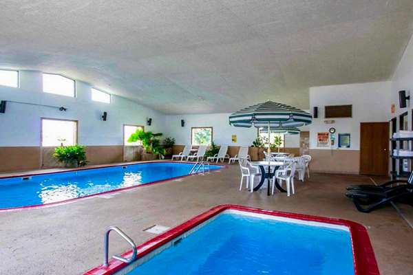Pool - Quality Inn Ozark
