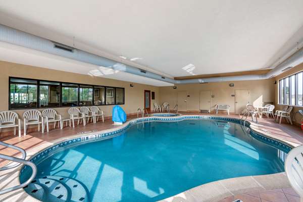 Pool - Comfort Inn Six Flags Pacific