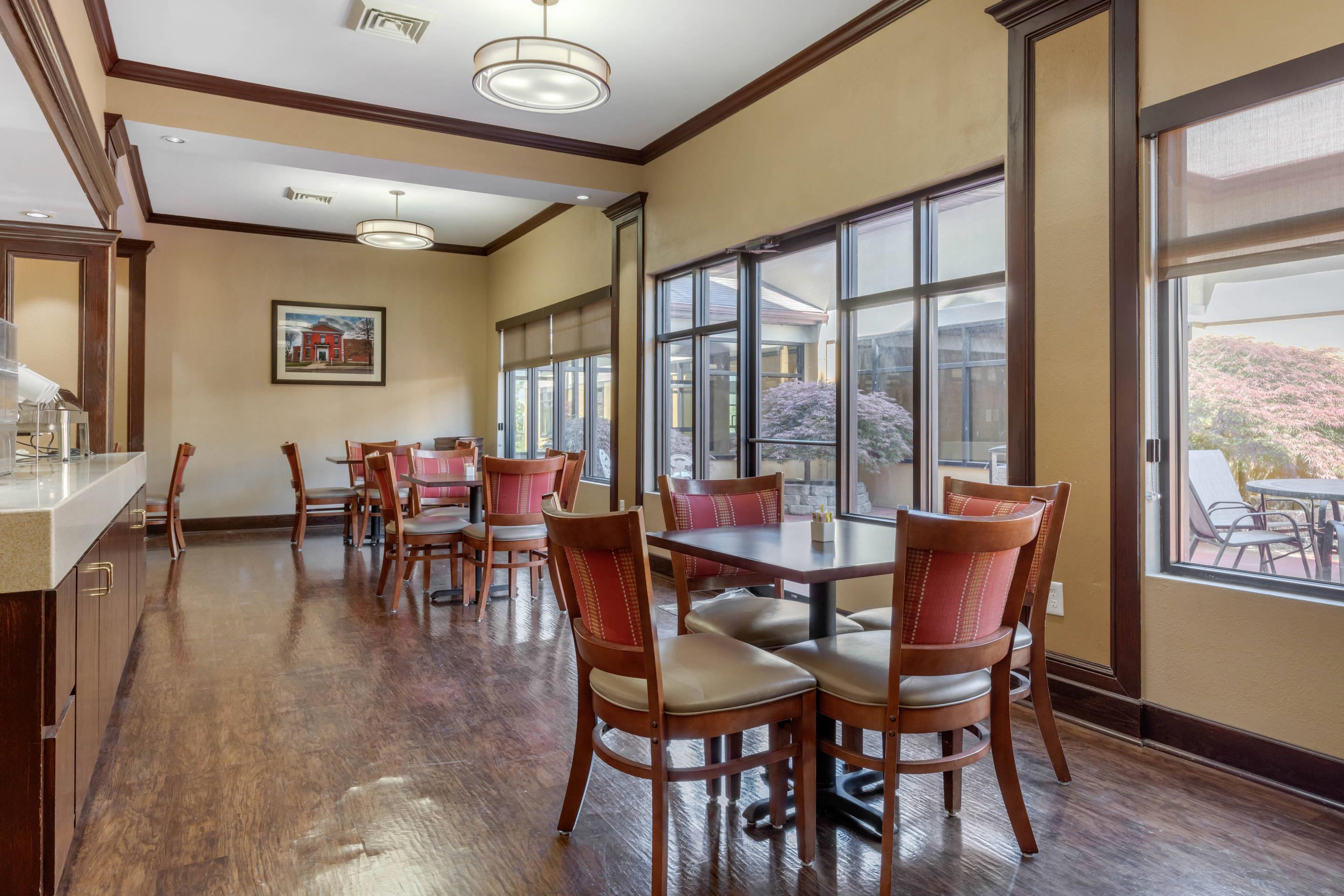 Enjoy breakfast in this seating area | Comfort Suites Rolla