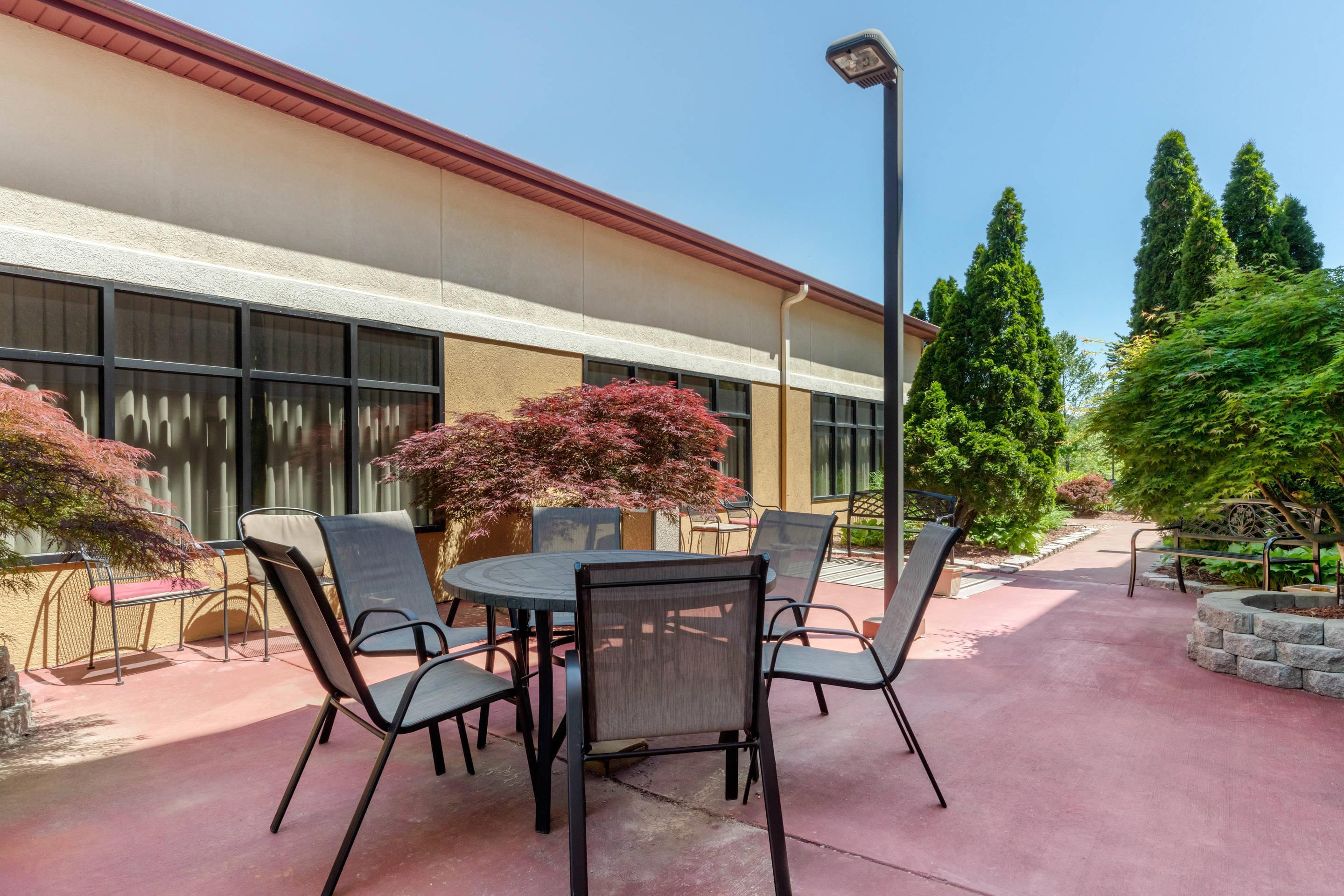 Hotel patio | Comfort Suites Rolla