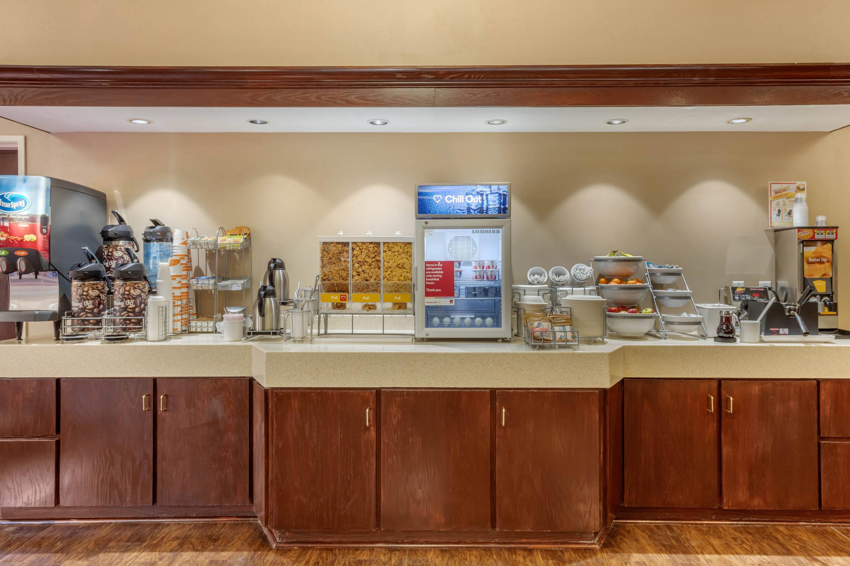 Breakfast area | Comfort Suites Rolla