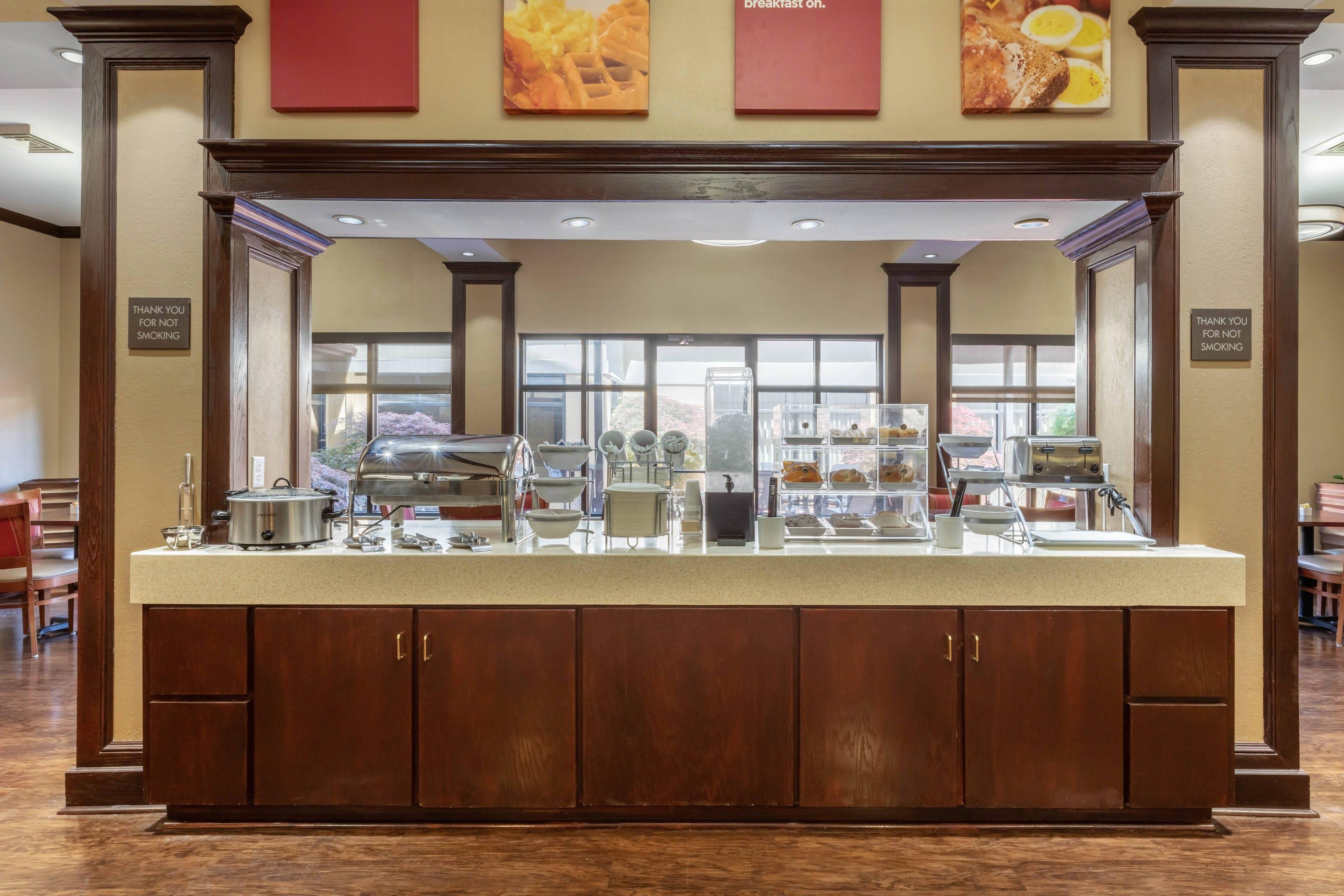 Breakfast area | Comfort Suites Rolla