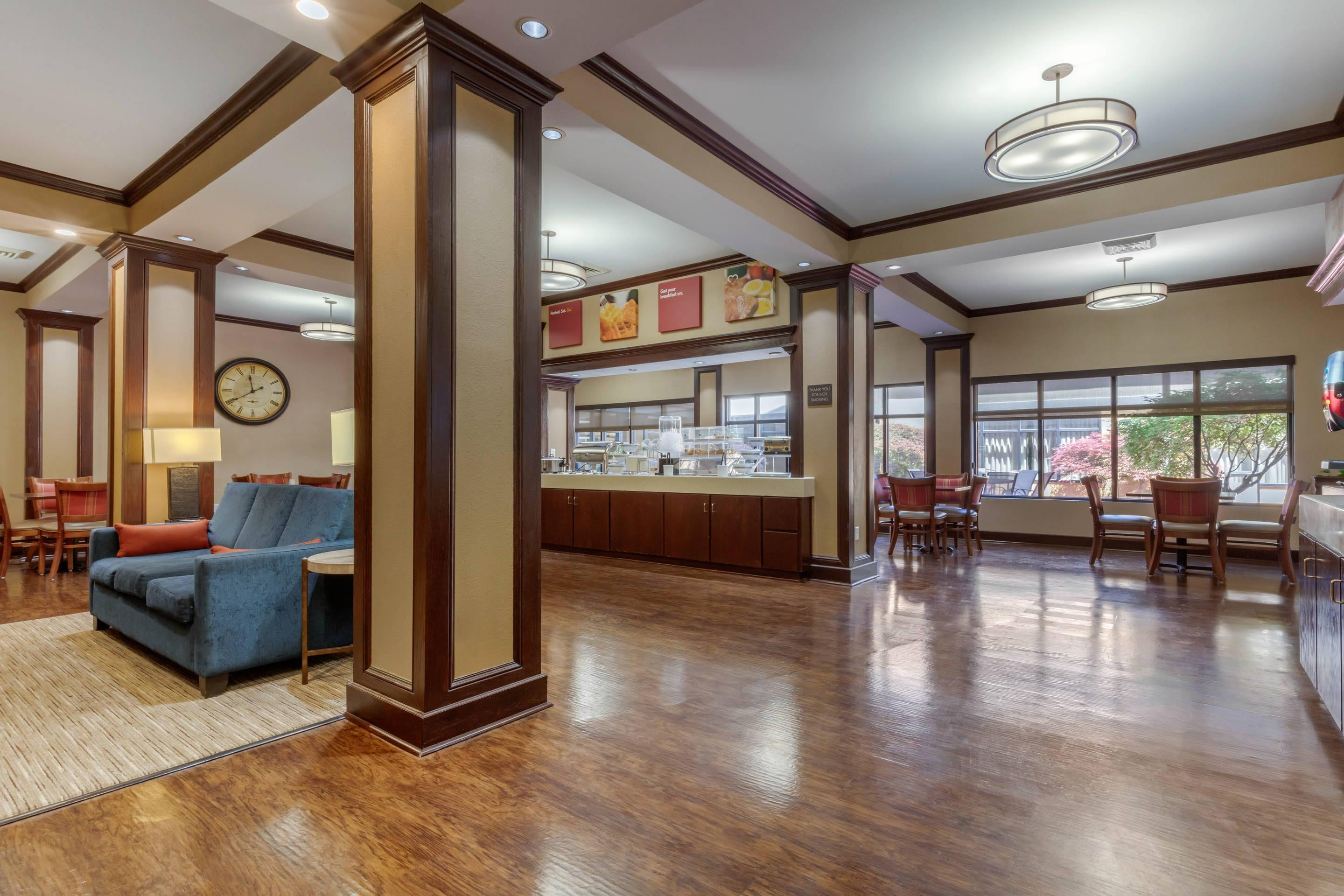 Breakfast area | Comfort Suites Rolla