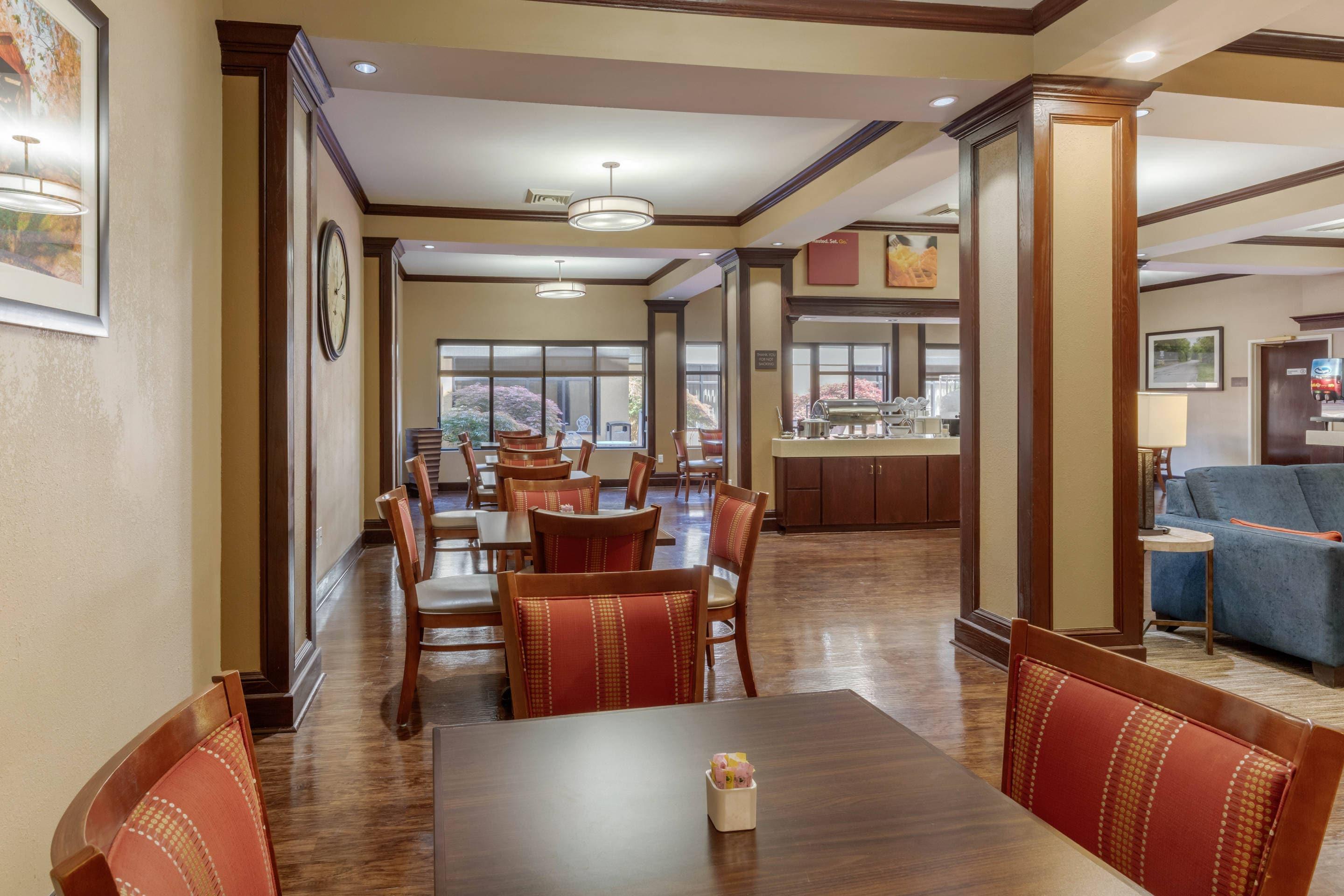 Enjoy breakfast in this seating area | Comfort Suites Rolla