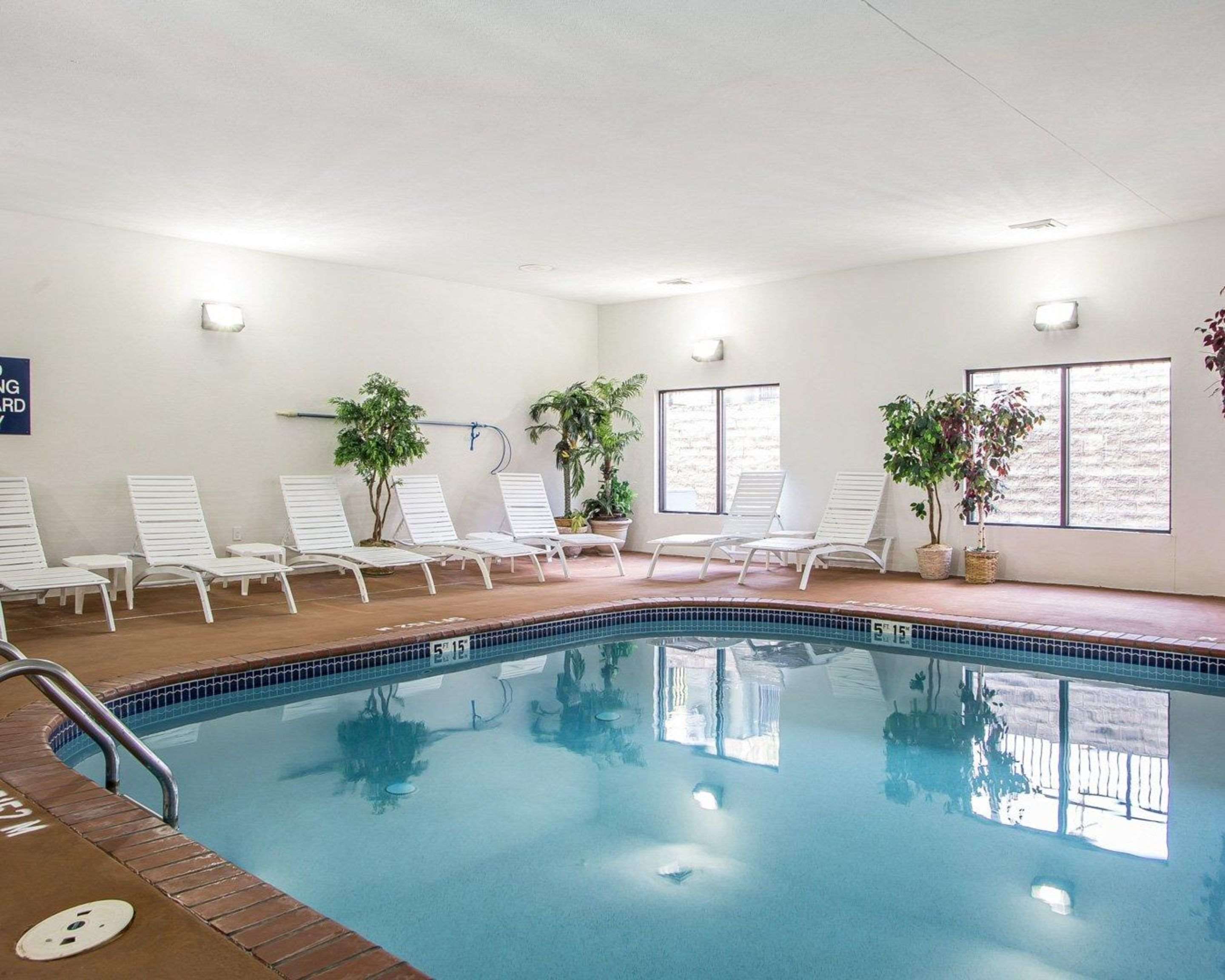 Indoor pool | Comfort Suites Jefferson City