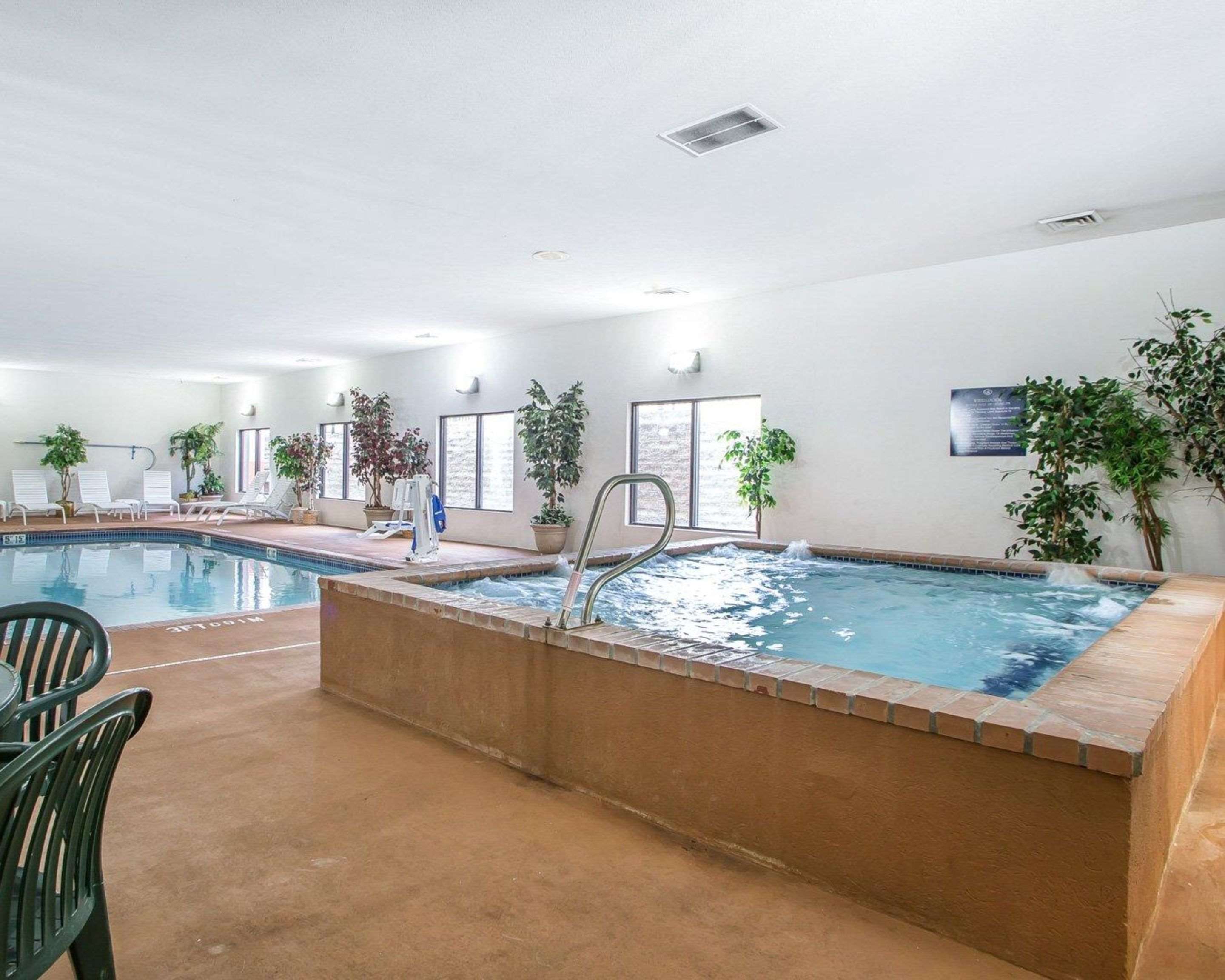 Indoor pool with hot tub | Comfort Suites Jefferson City