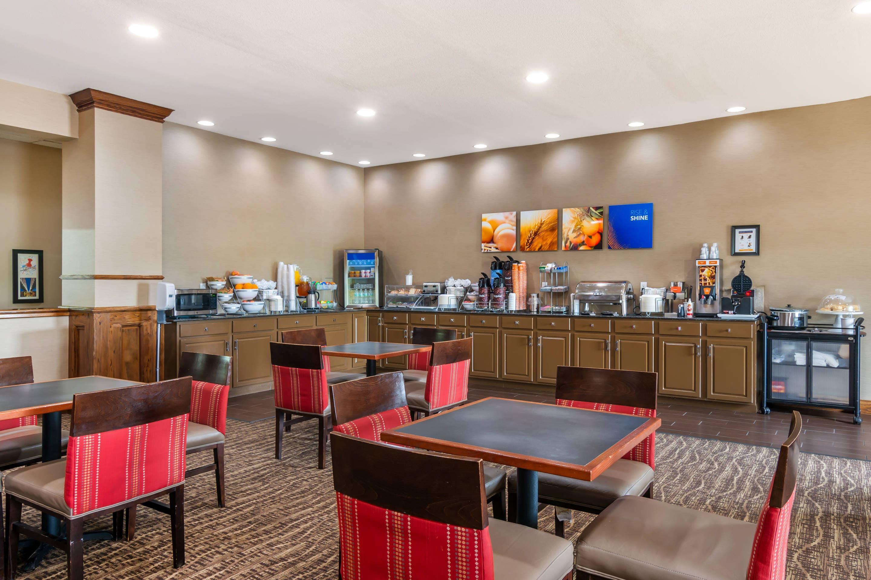 Breakfast area | Comfort Suites Jefferson City