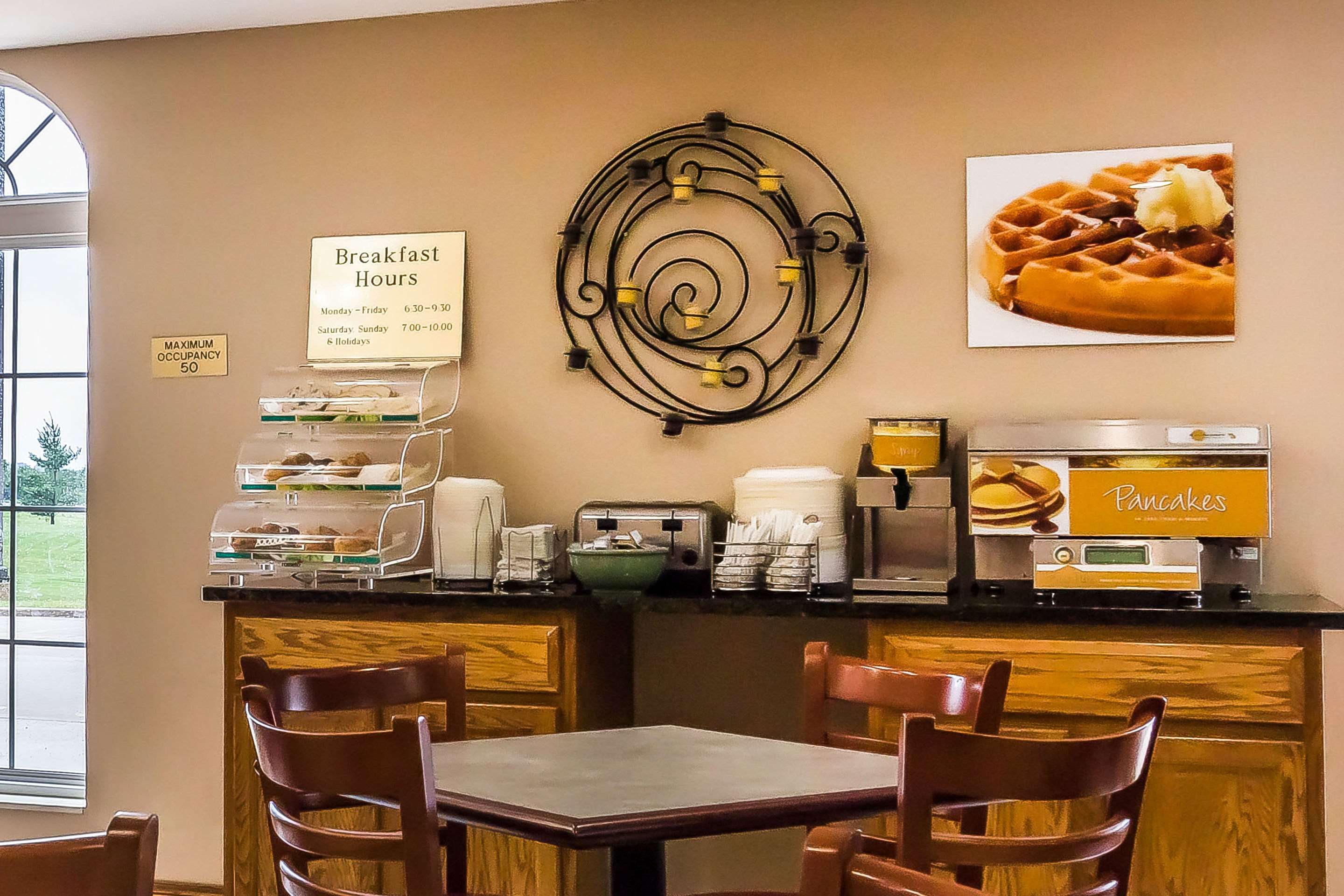 Breakfast area | Quality Inn & Suites Chesterfield Village