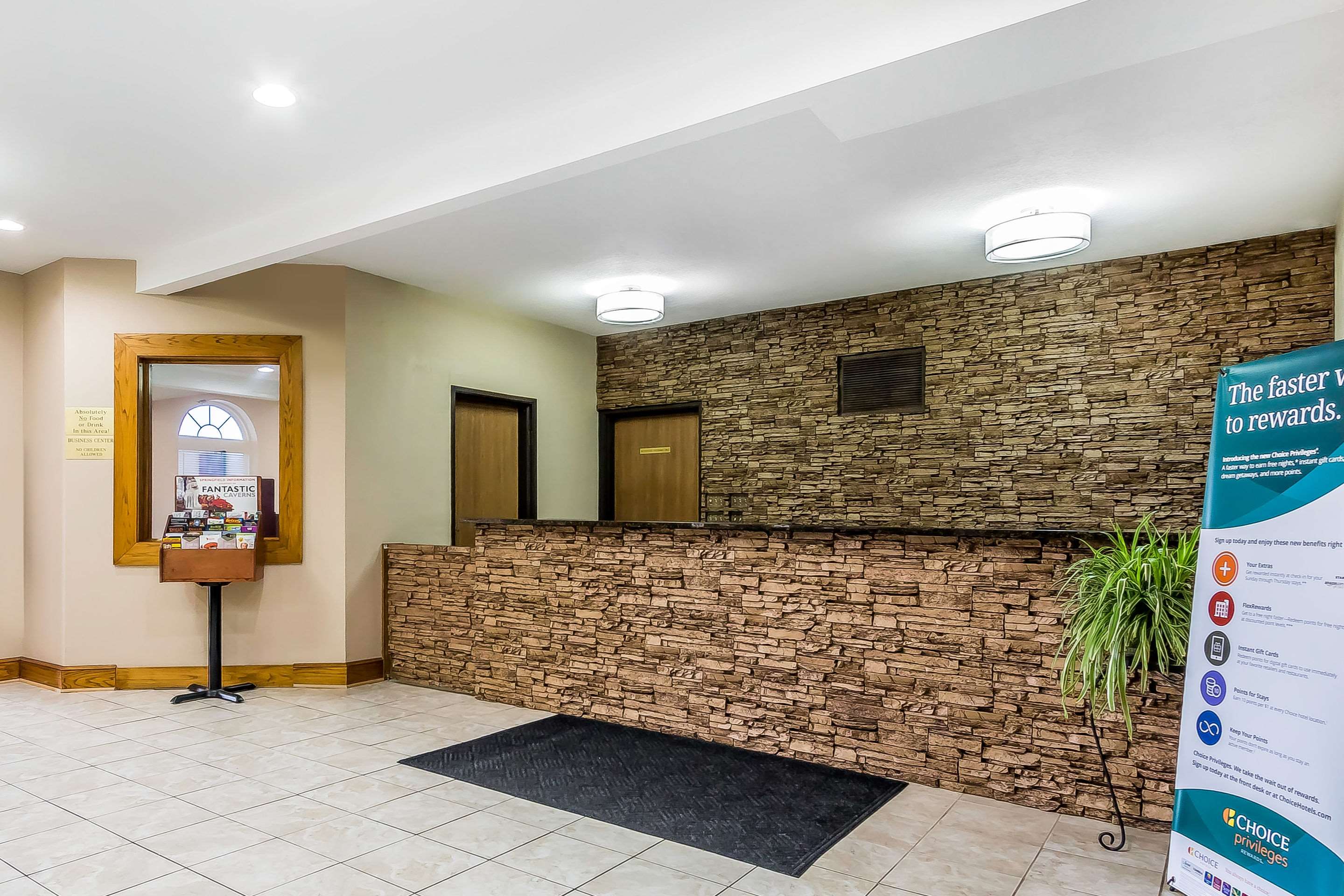 Hotel lobby | Quality Inn & Suites Chesterfield Village