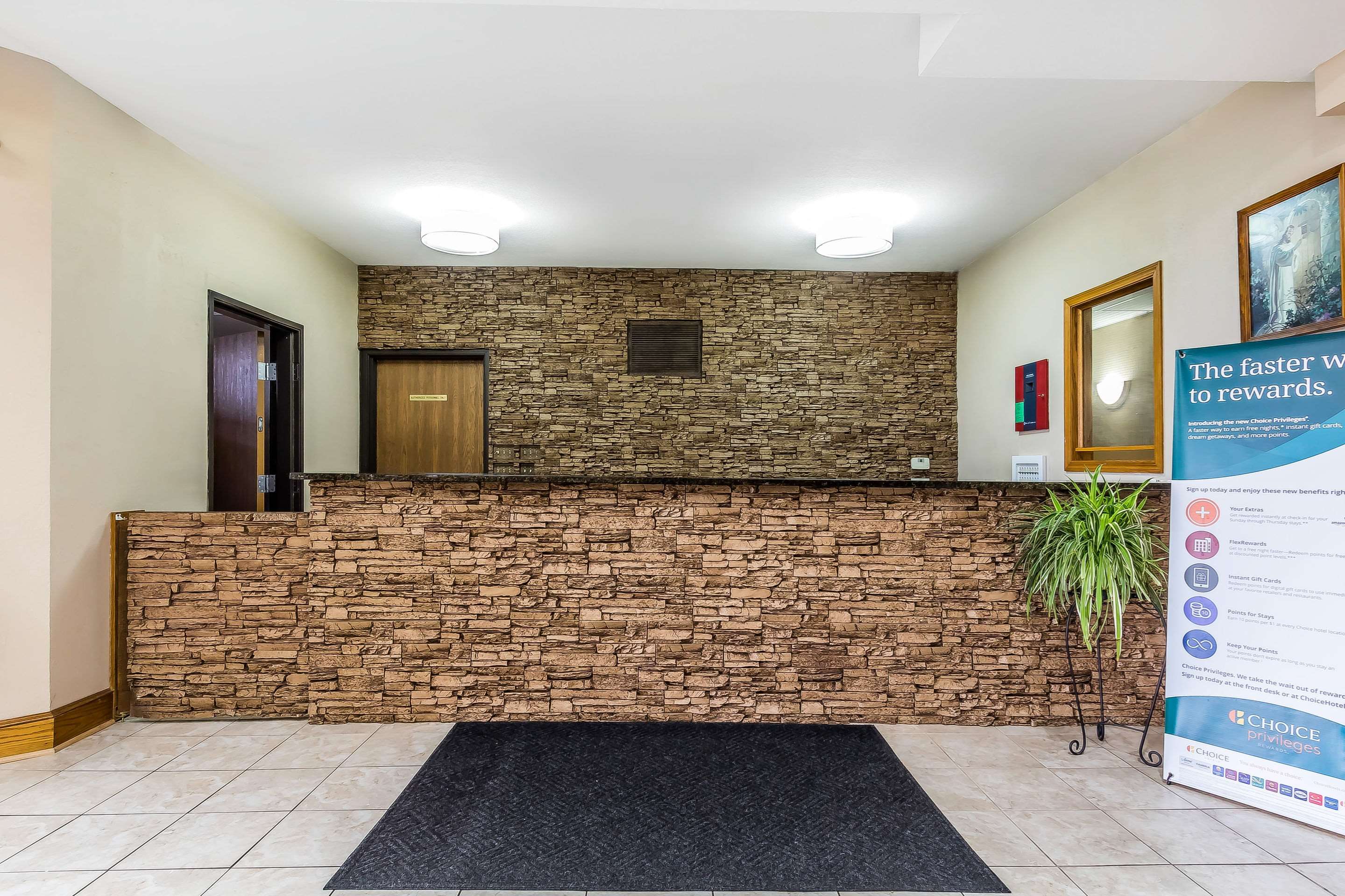 Hotel lobby | Quality Inn & Suites Chesterfield Village