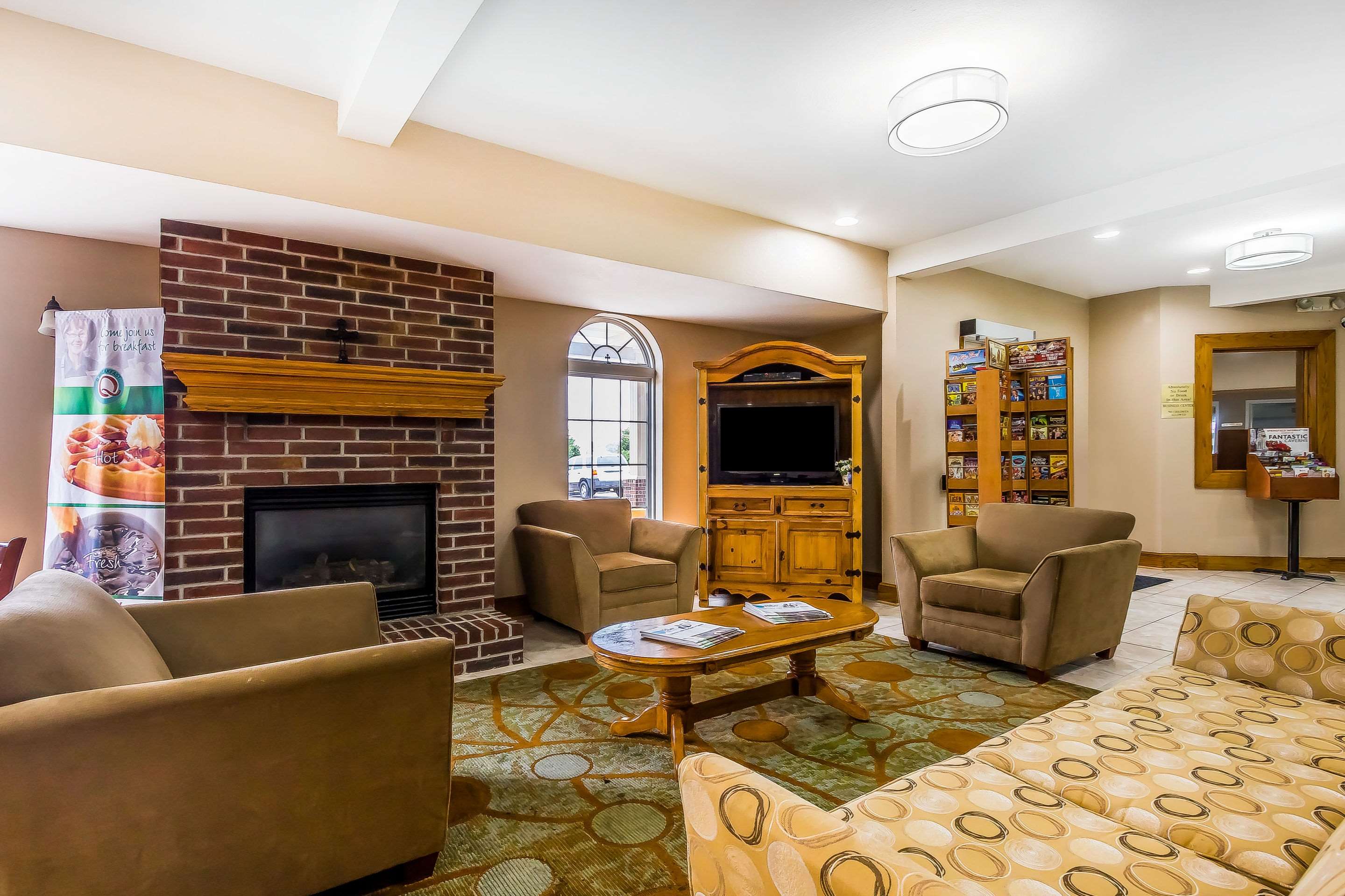 Hotel lobby | Quality Inn & Suites Chesterfield Village