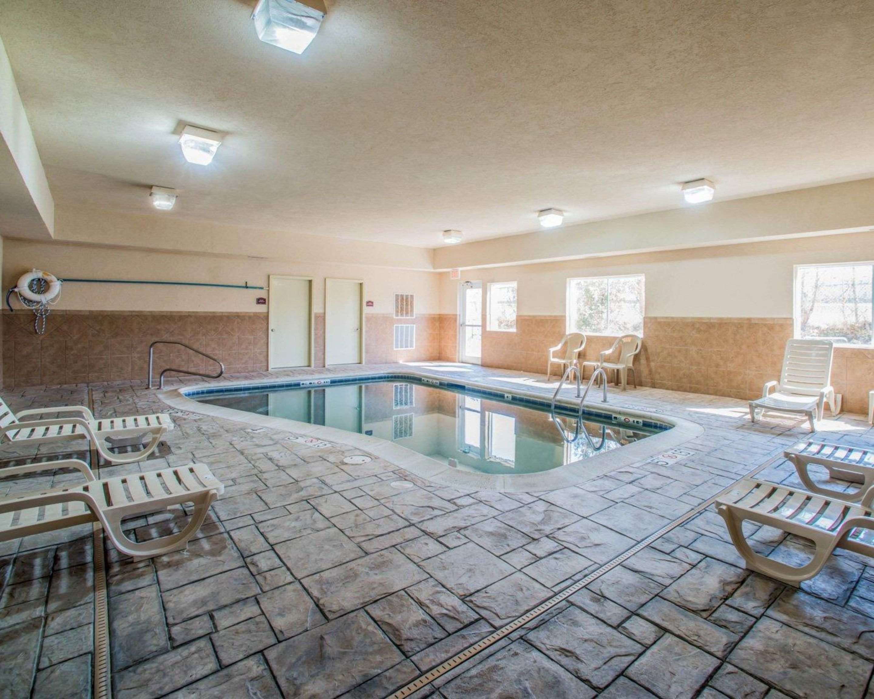 Indoor pool | Comfort Suites - Columbia