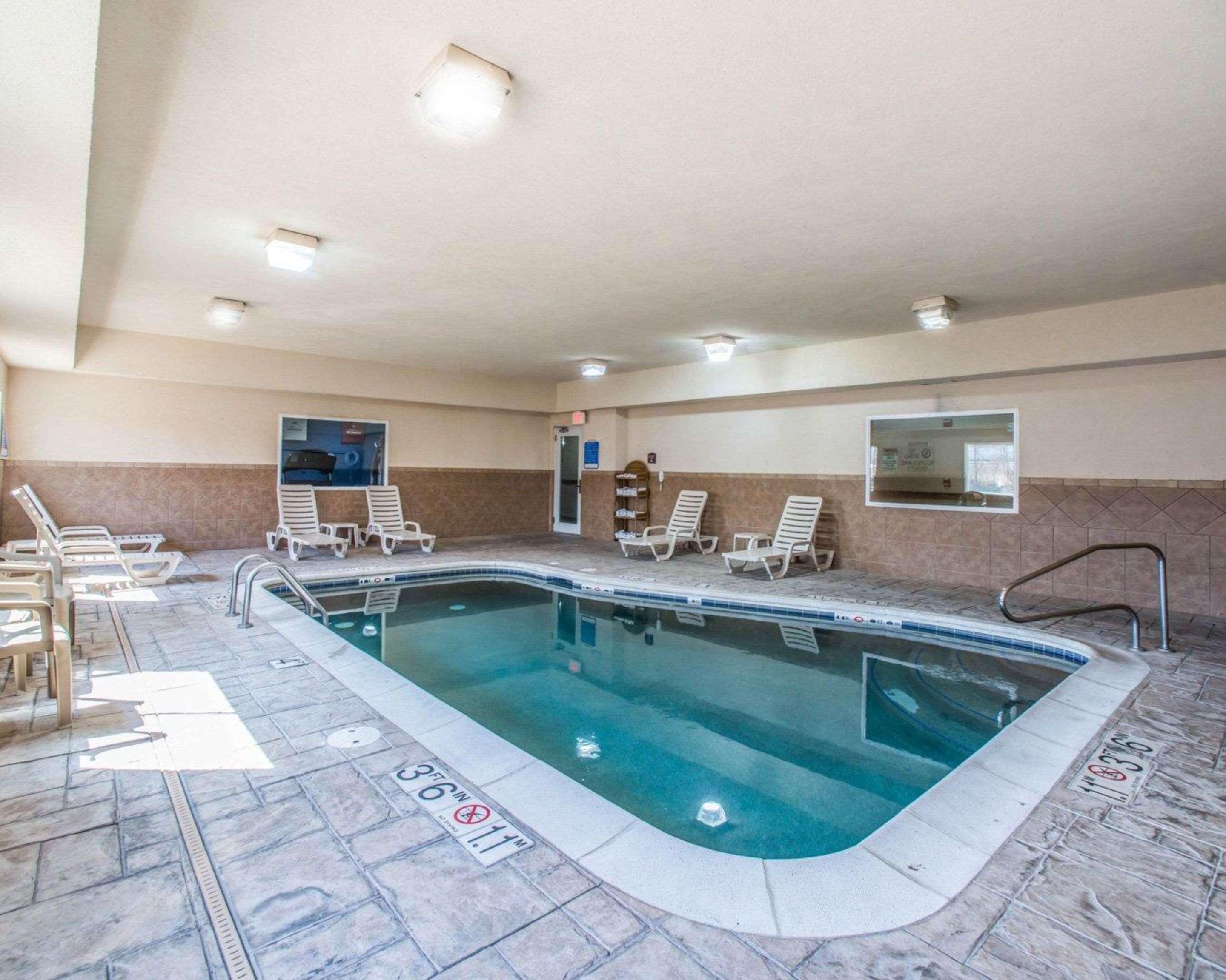 Indoor pool | Comfort Suites - Columbia