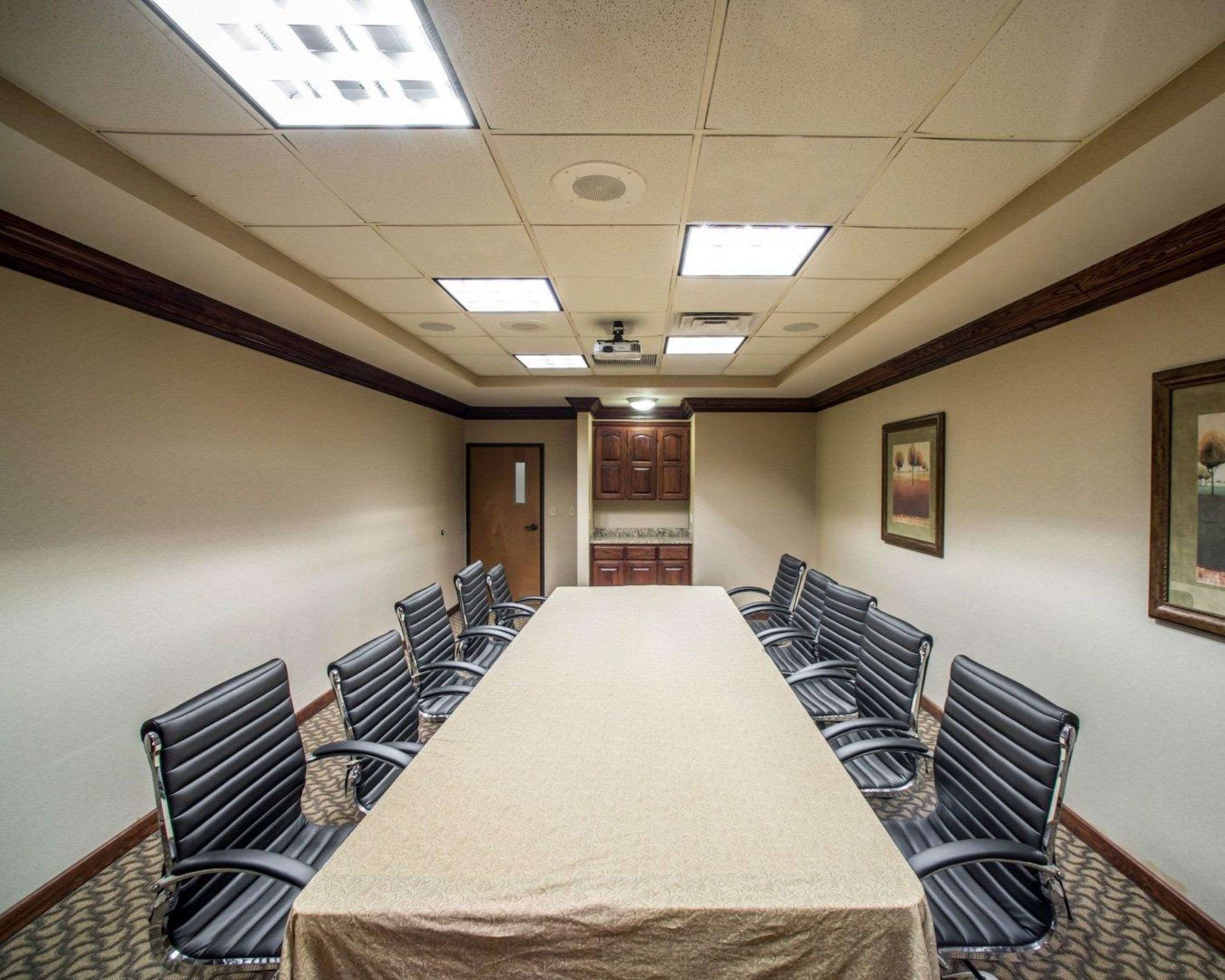 Banquetmeeting room with audiovisual equipment | Comfort Suites - Columbia