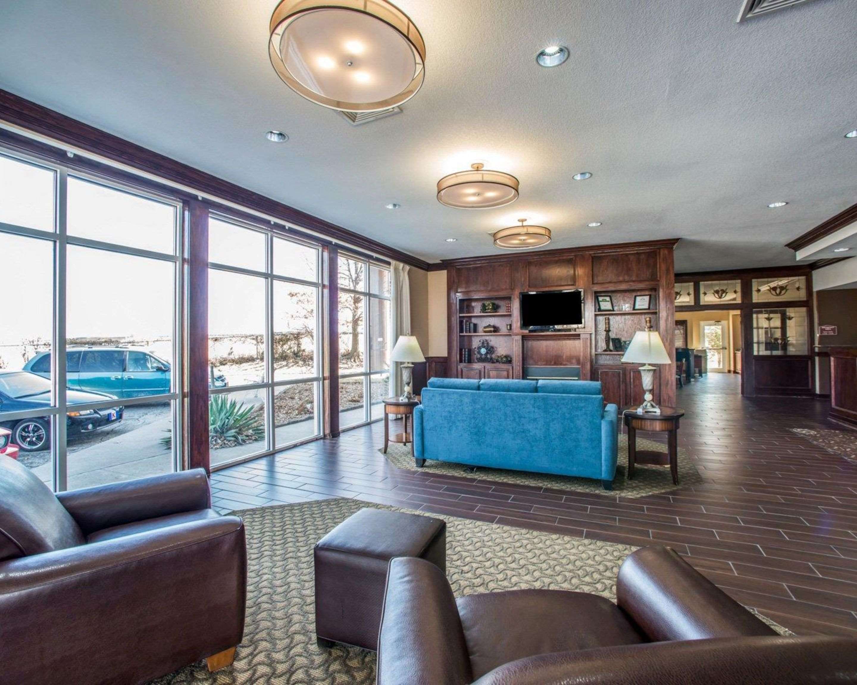 Spacious lobby with sitting area | Comfort Suites - Columbia