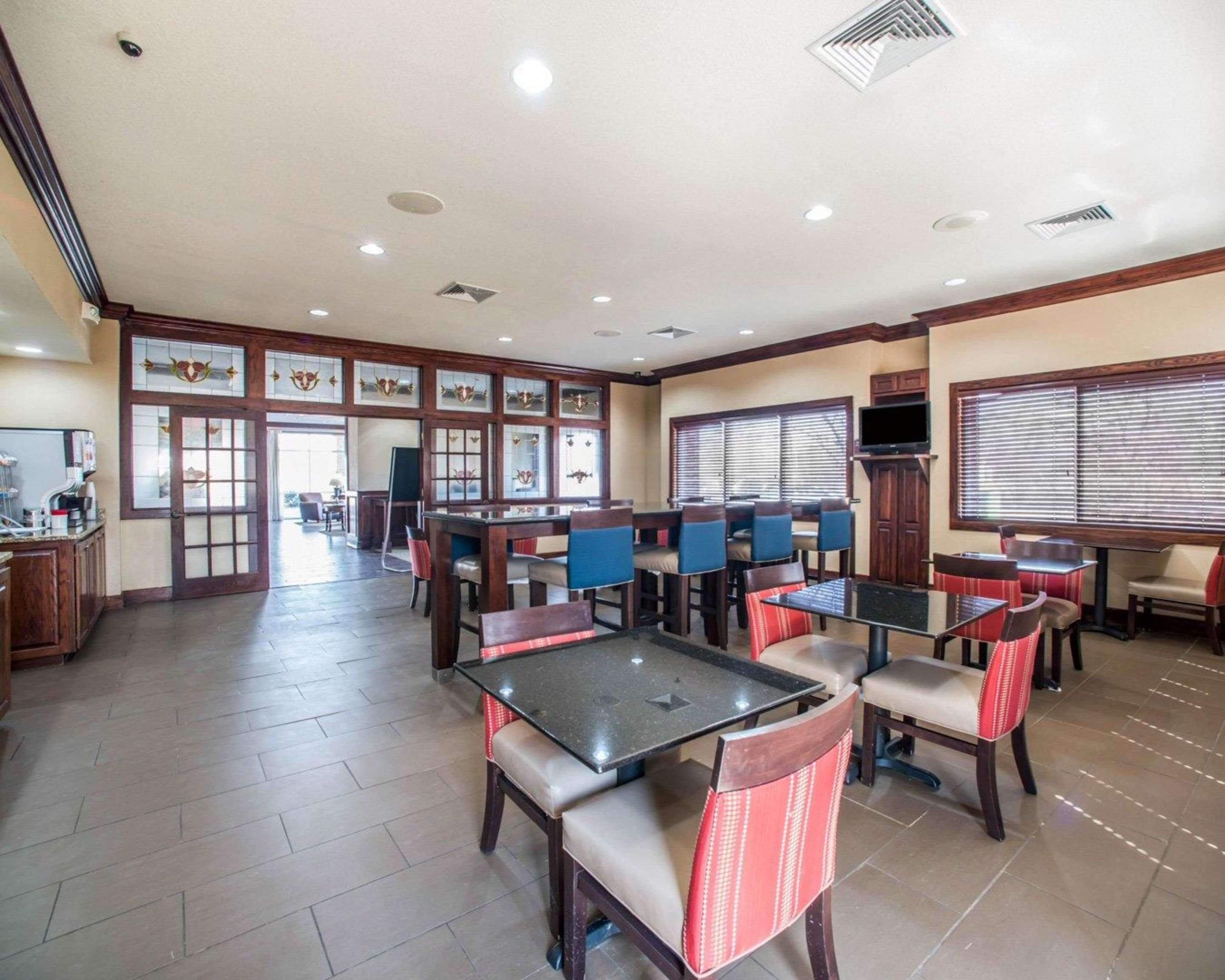 Enjoy breakfast in this spacious area | Comfort Suites - Columbia