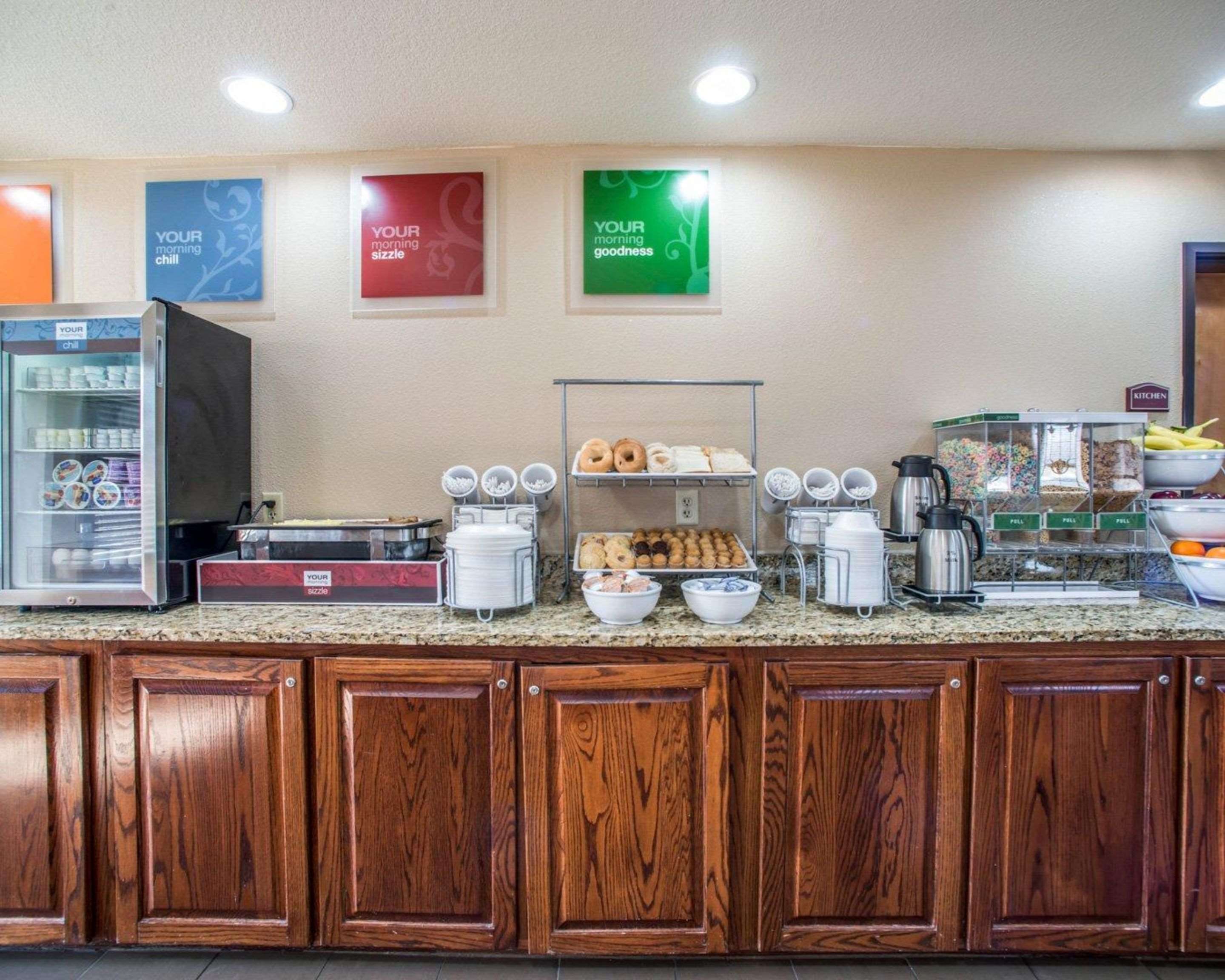 Breakfast counter | Comfort Suites - Columbia