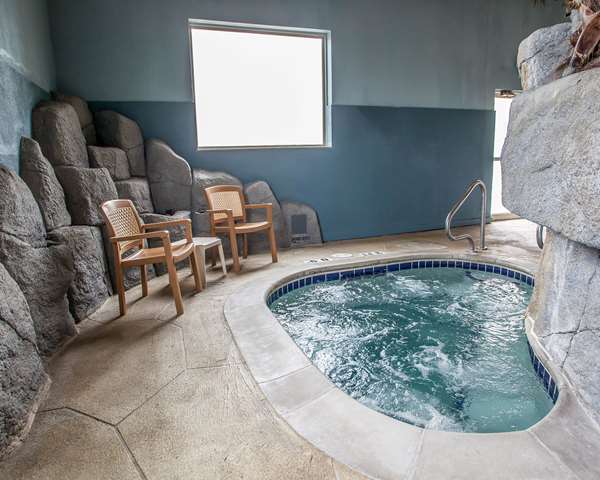 Pool - Quality Inn & Suites Hannibal