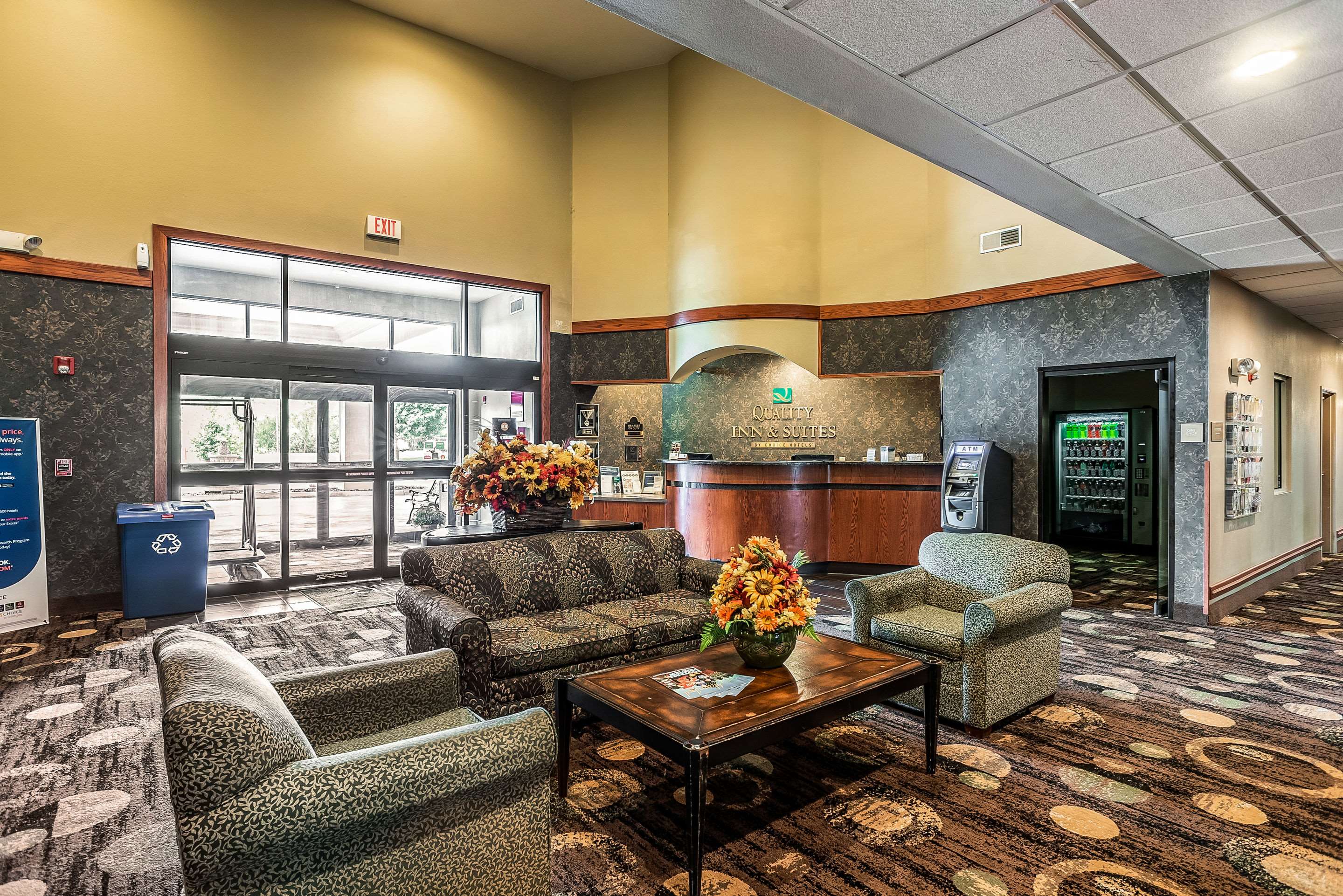 Hotel lobby | Quality Inn & Suites Hannibal