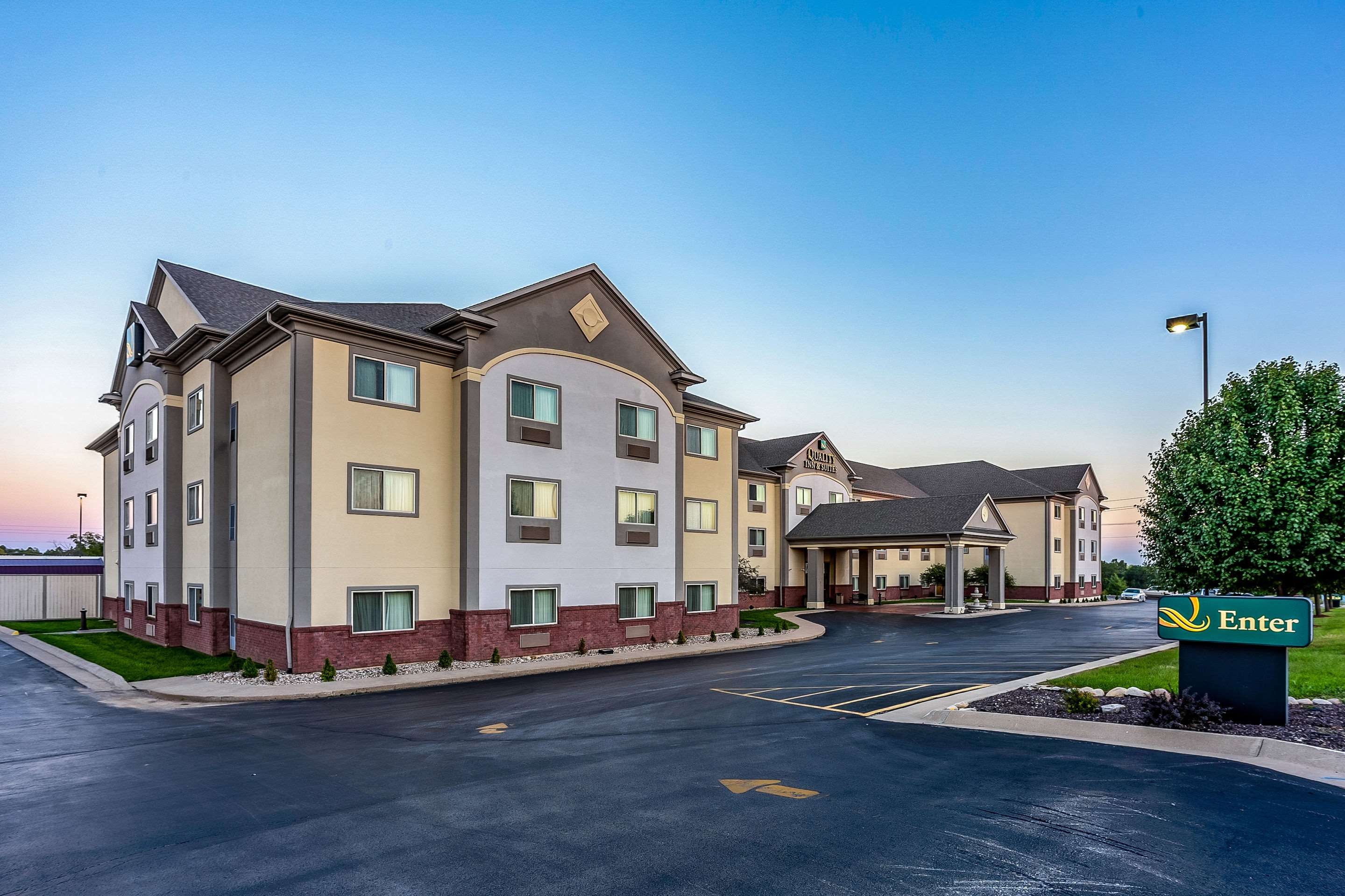 Hotel exterior | Quality Inn & Suites Hannibal