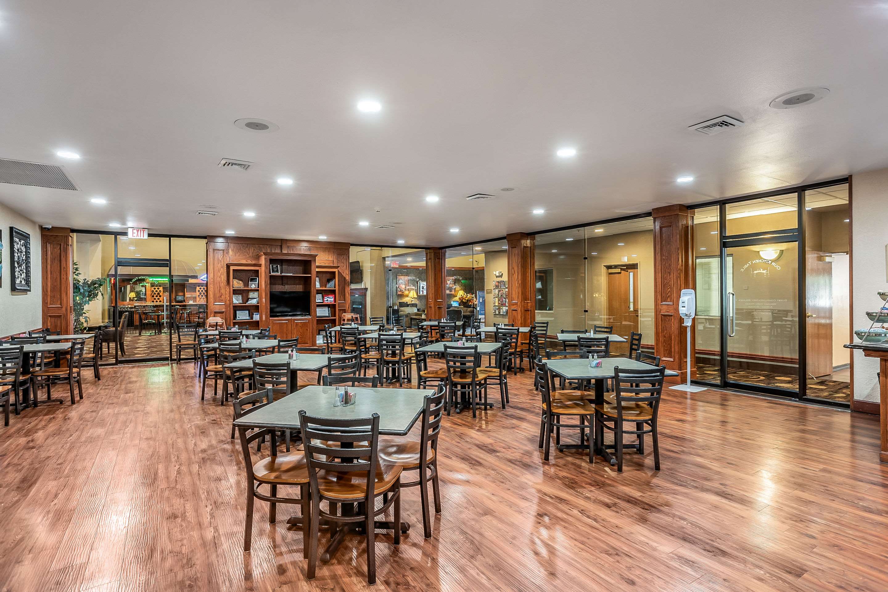 Breakfast area | Quality Inn & Suites Hannibal