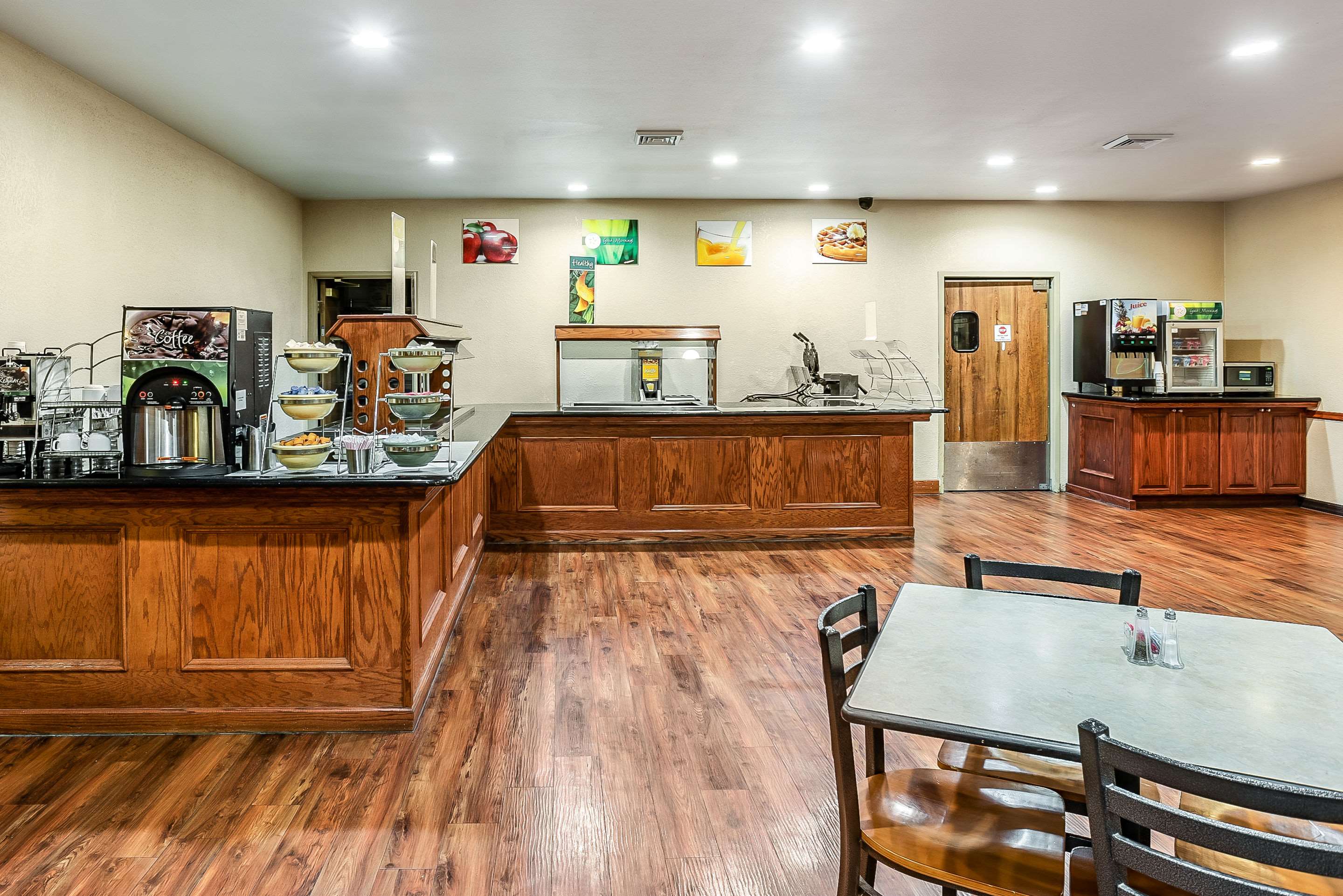 Breakfast area | Quality Inn & Suites Hannibal