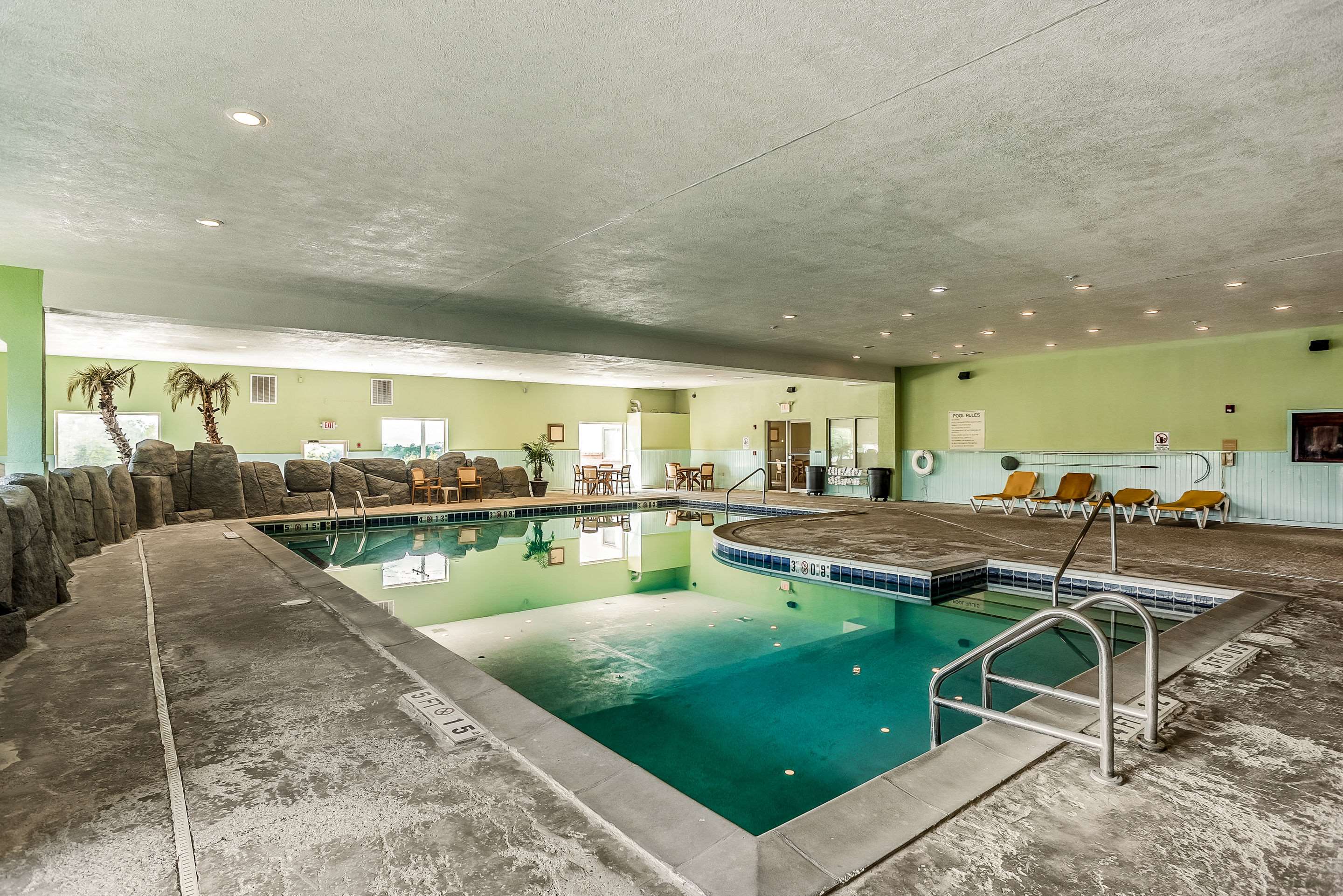Indoor pool | Quality Inn & Suites Hannibal
