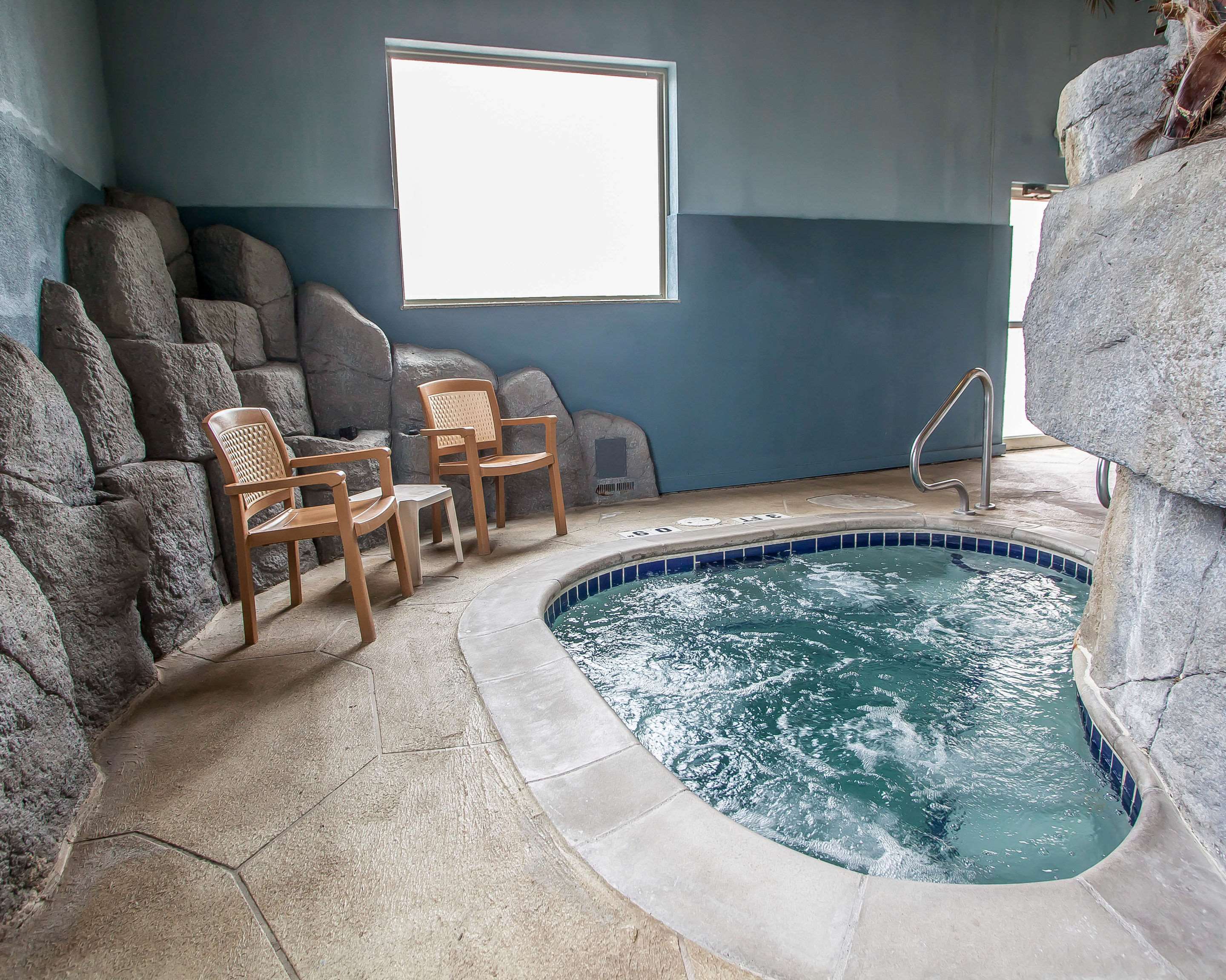 Relax in the hot tub | Quality Inn & Suites Hannibal