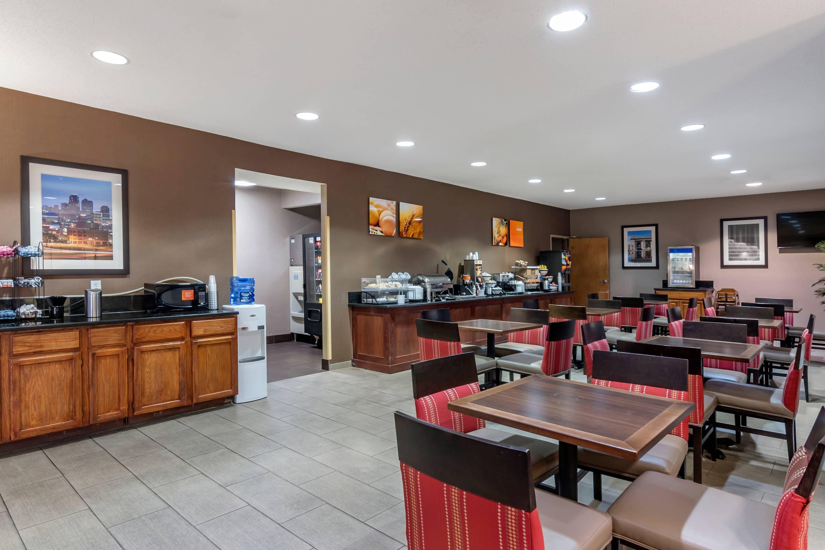 Breakfast area | Comfort Inn & Suites Lees Summit - Kansas City