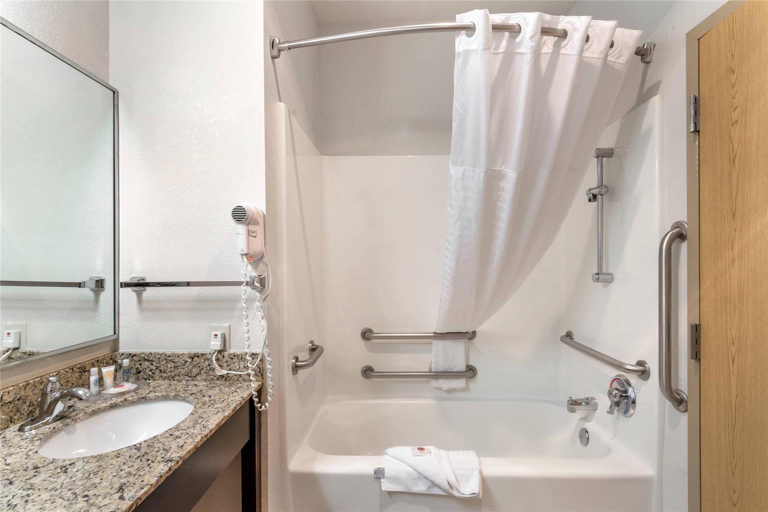 COMFORT INN AND SUITES LEES SUMMIT-guestroom-Guest Room,Bathroom,On-Site.jpg