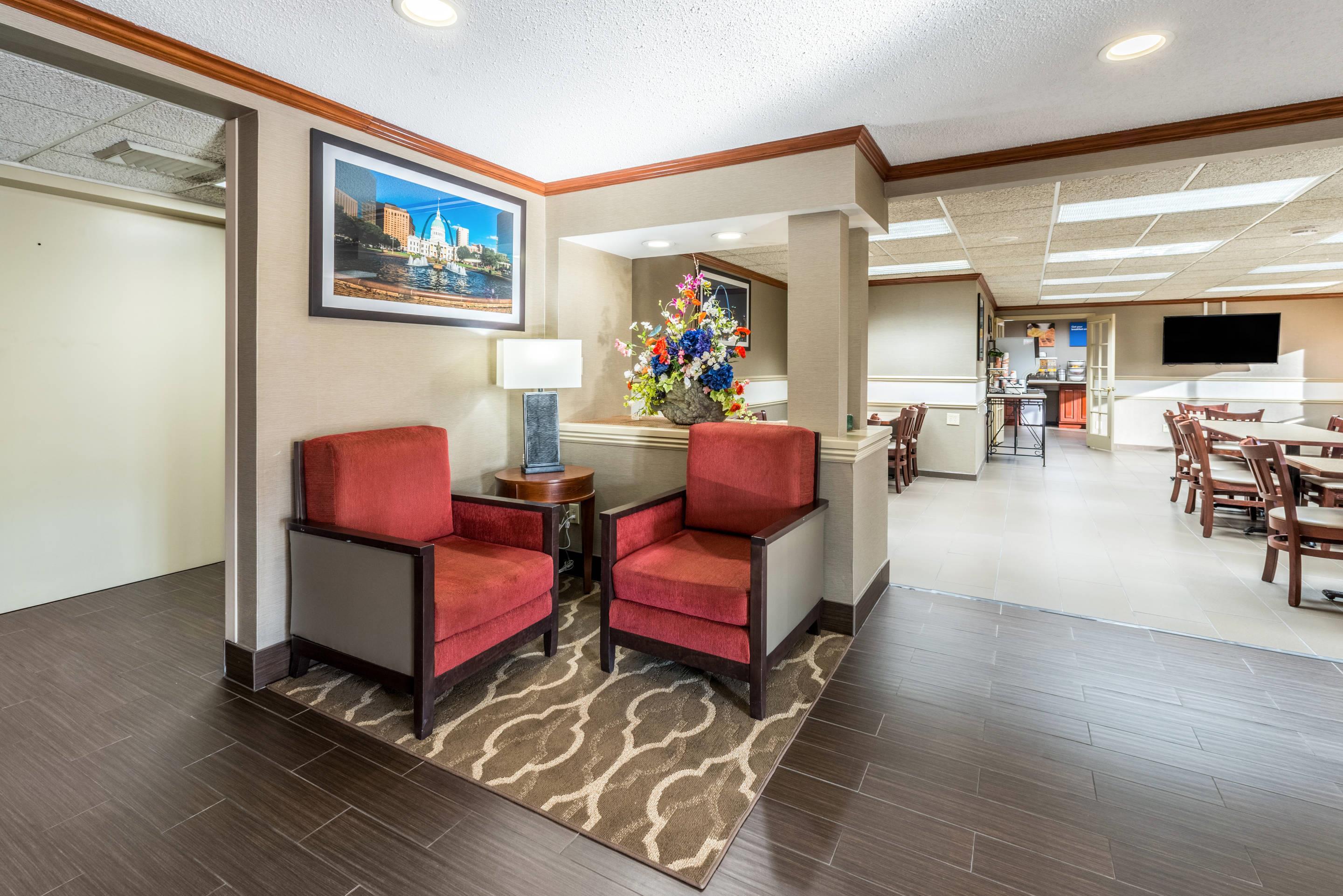 Lobby with sitting area | Comfort Inn Festus-St Louis South
