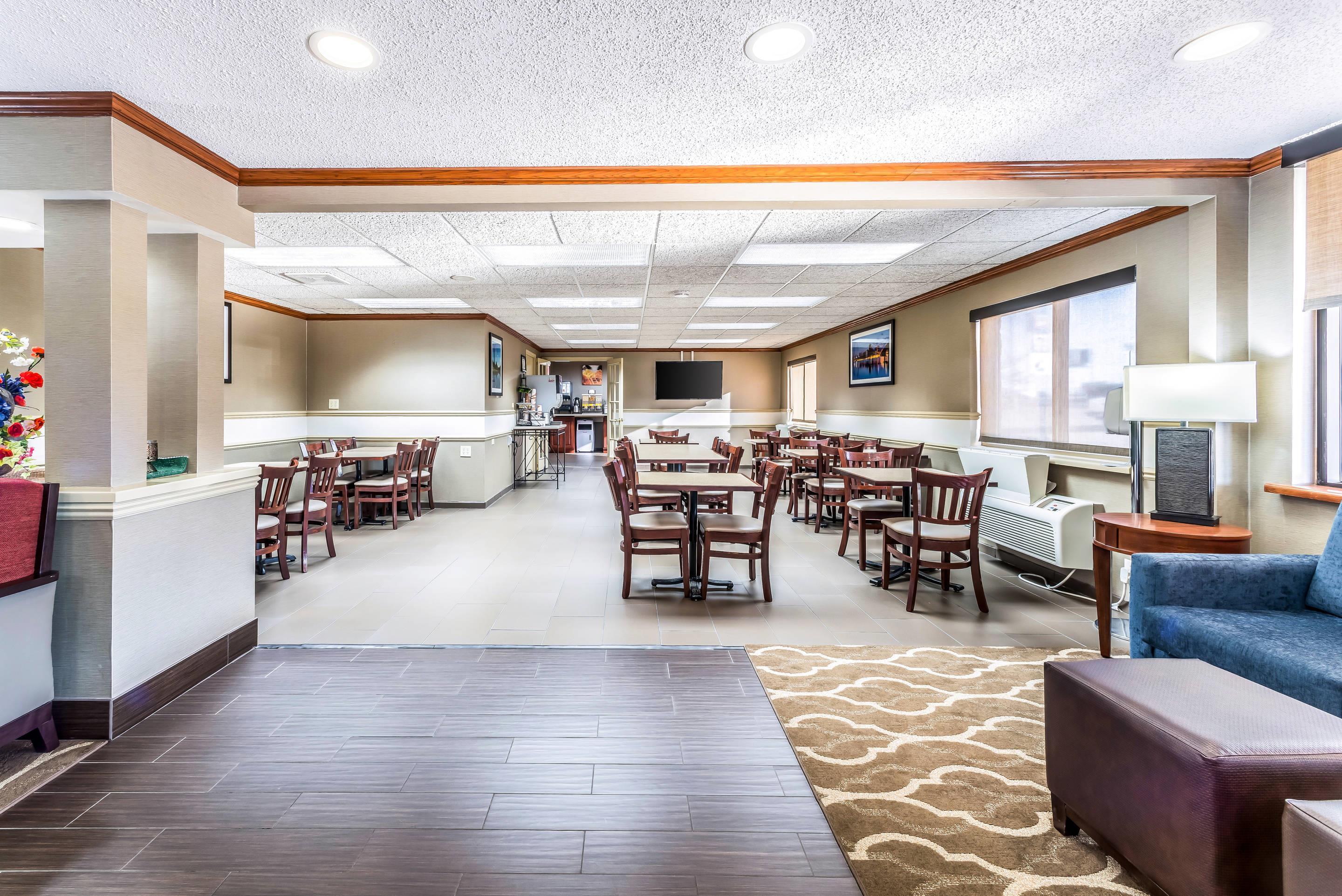 Spacious breakfast area | Comfort Inn Festus-St Louis South