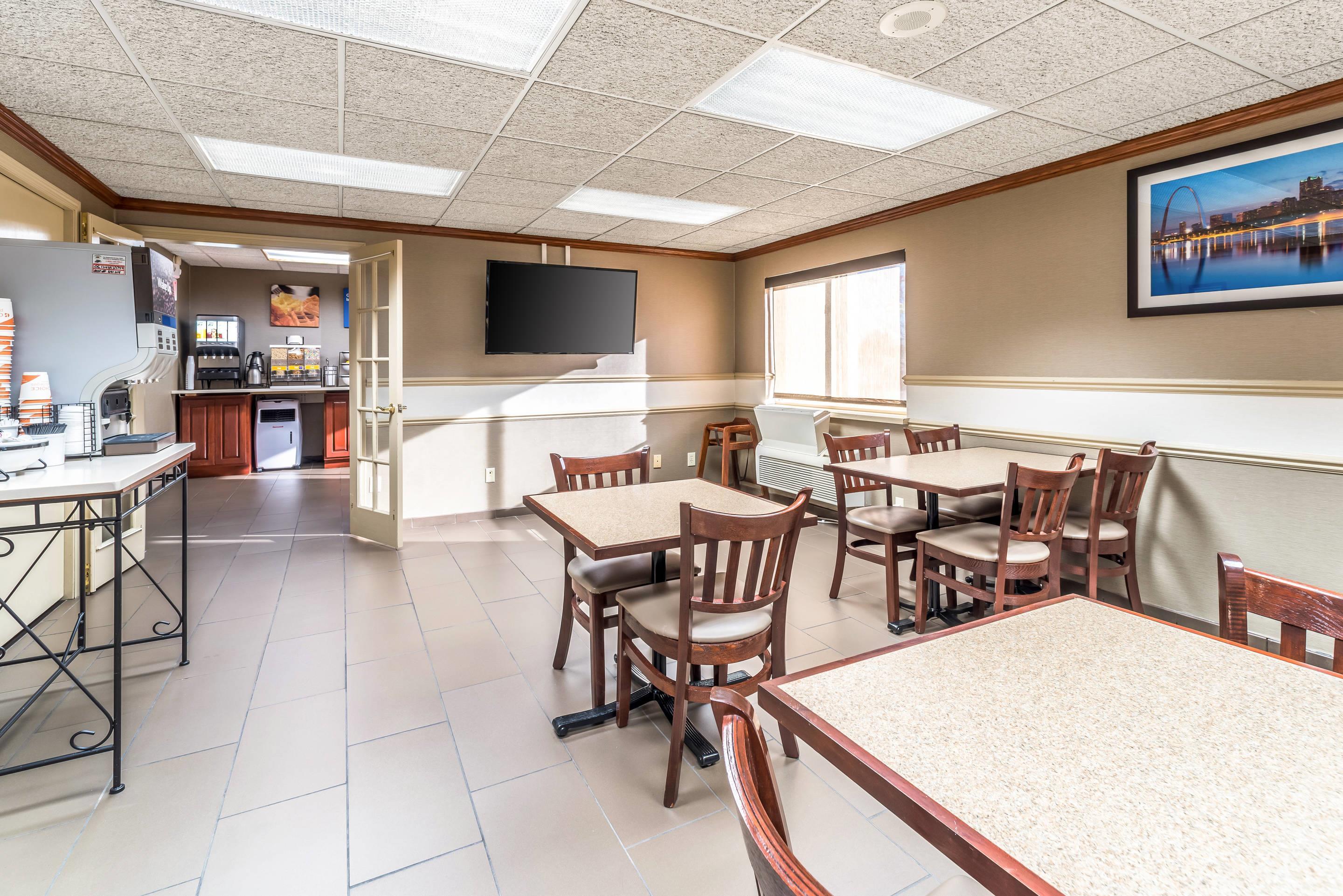 Enjoy breakfast in this seating area | Comfort Inn Festus-St Louis South