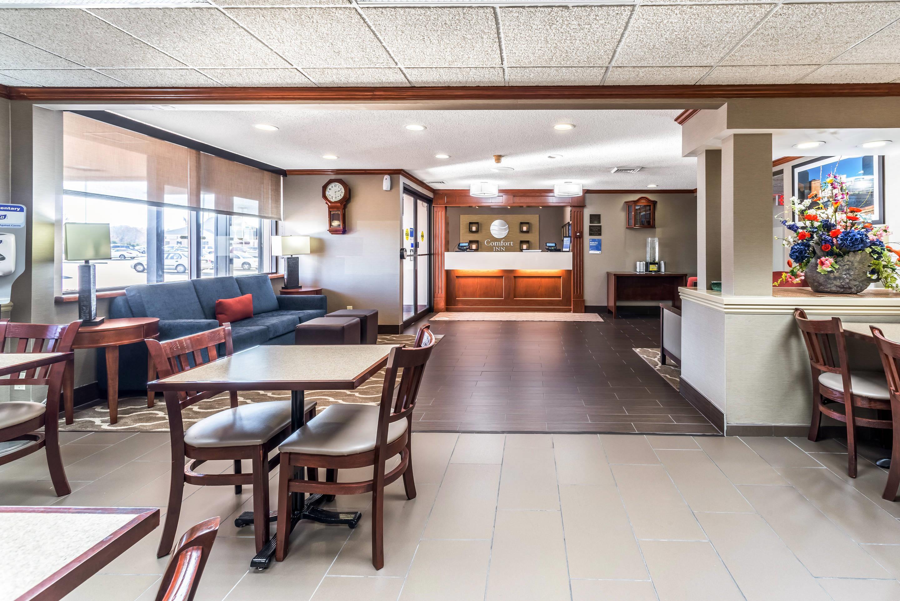 Breakfast area | Comfort Inn Festus-St Louis South