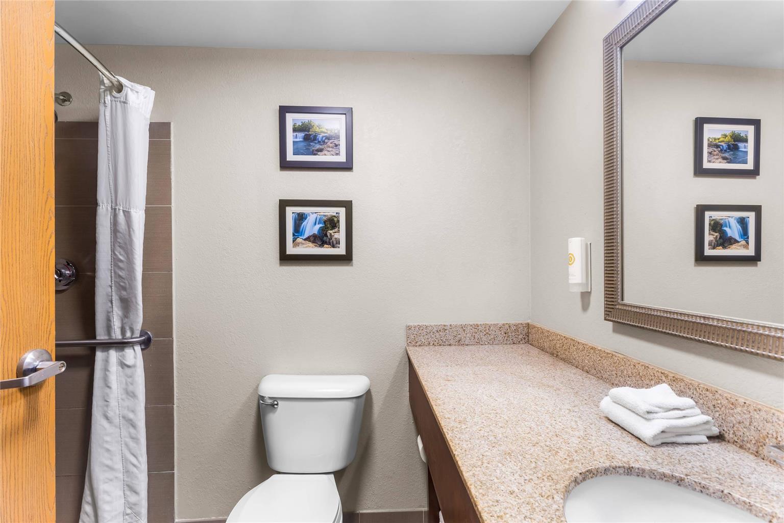 COMFORT INN & SUITES SIKESTON I-55-guestroom-Guest Room,Bathroom,On-Site.jpg
