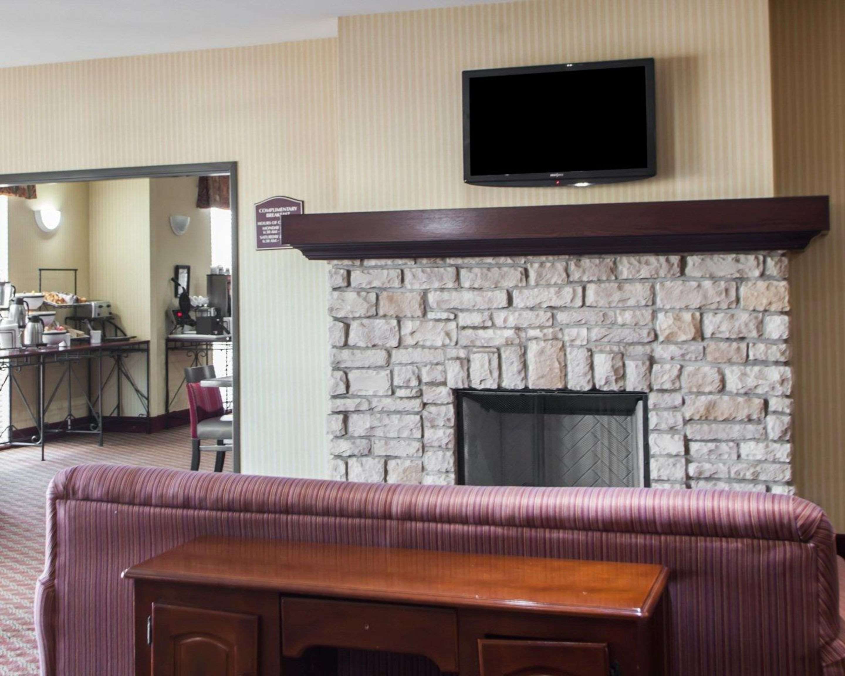 Sitting area with fireplace