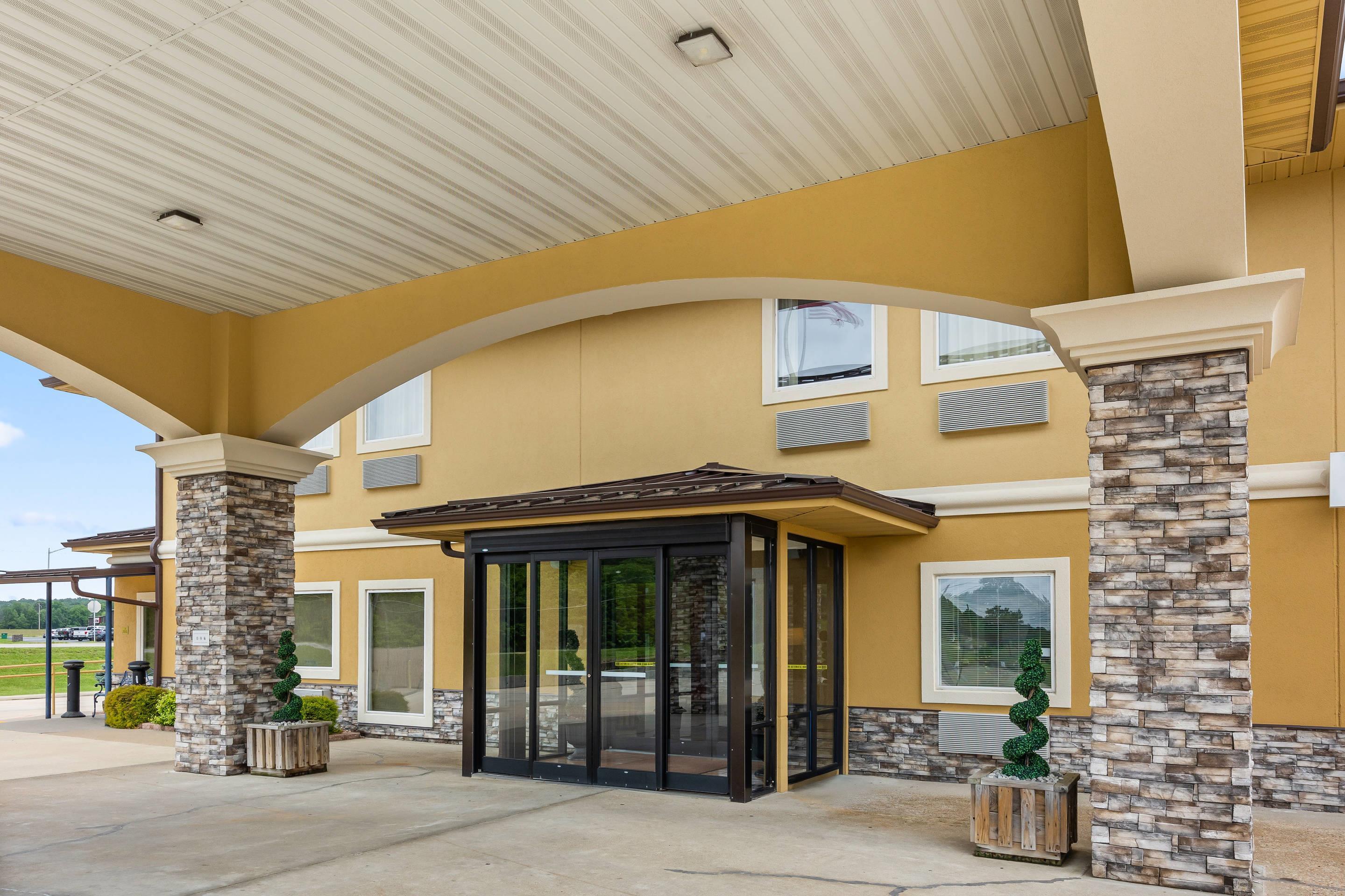 Hotel exterior | Comfort Inn US 60/63
