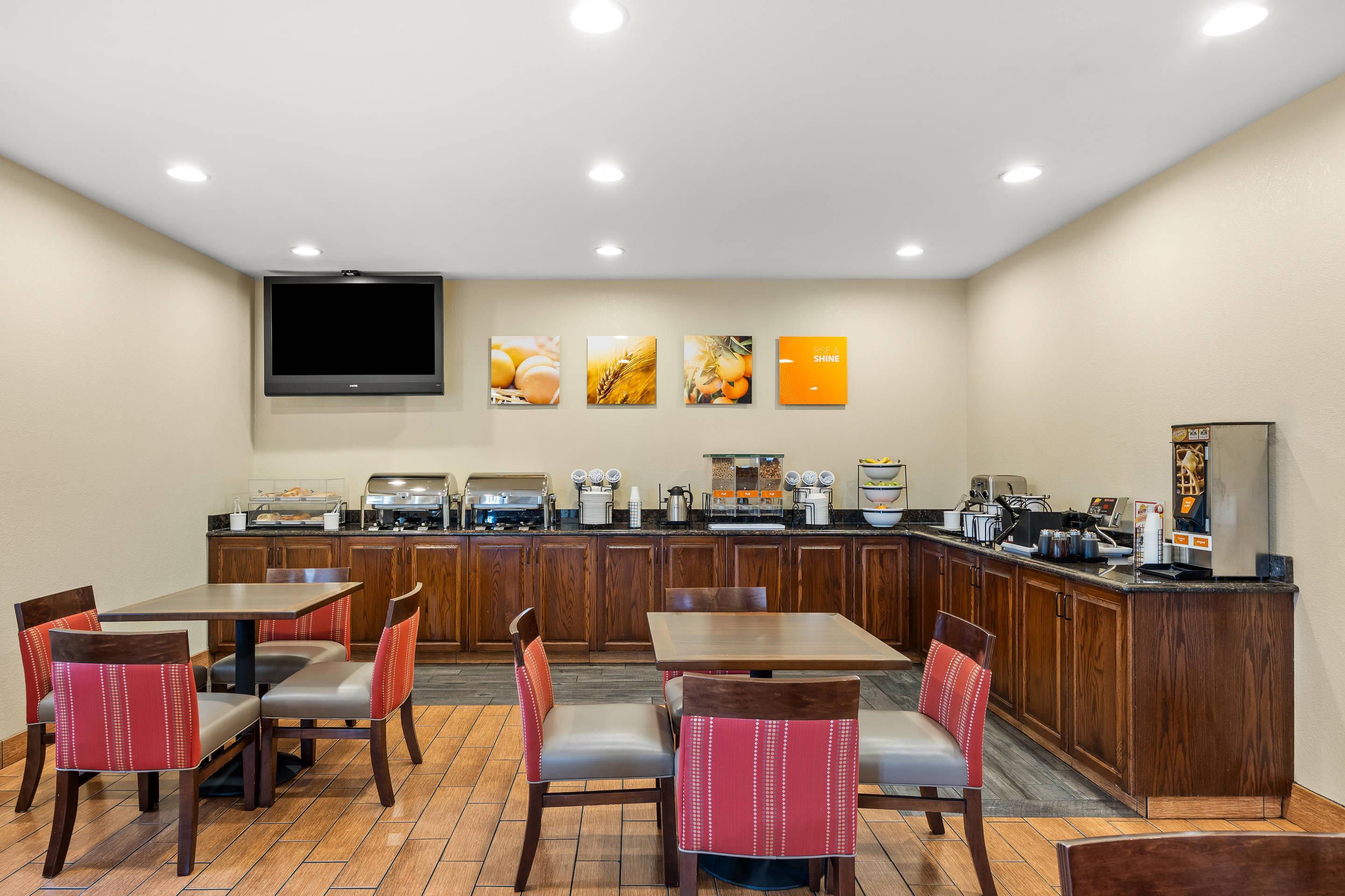 Breakfast area | Comfort Inn US 60/63